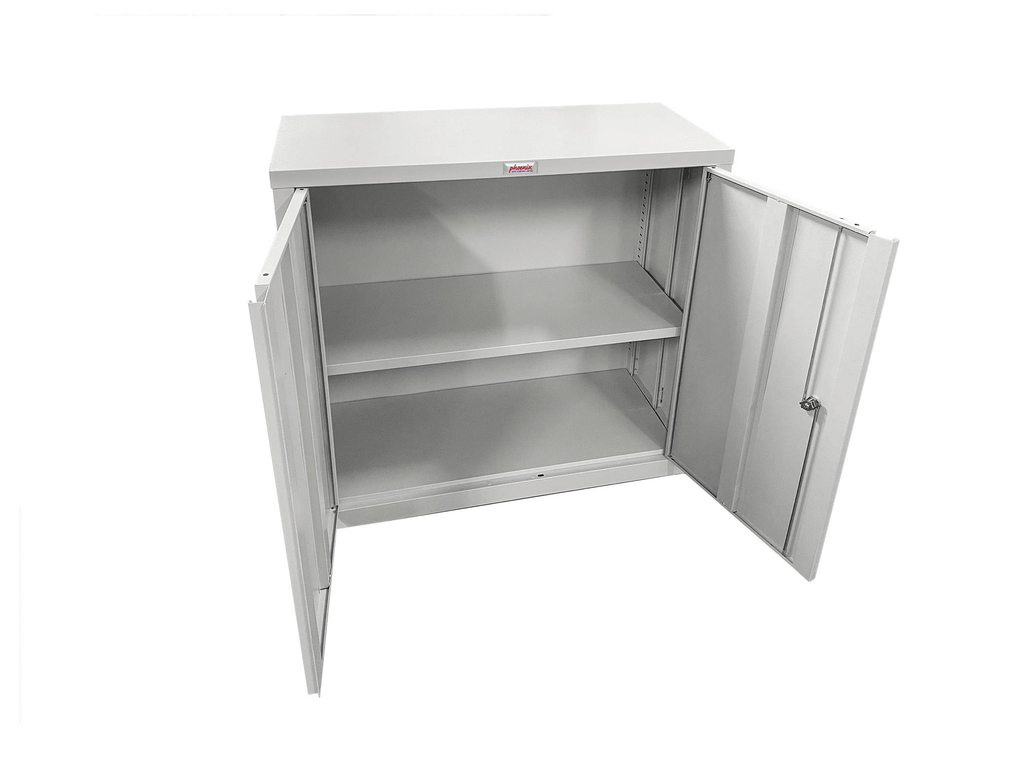 Metallschrank mit zwei offenen Türen, die zwei Einlegeböden freilegen. Der Schrank ist grau und wirkt robust, geeignet zur Aufbewahrung und Organisation von Gegenständen.