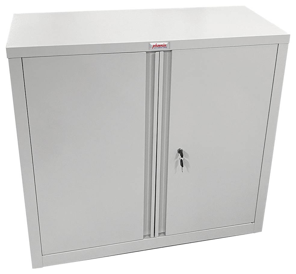 Ein grauer, metallener Aufbewahrungsschrank mit zwei Türen und einem Schloss, konzipiert für sichere Lagerung in einem Büro oder industriellen Umfeld.