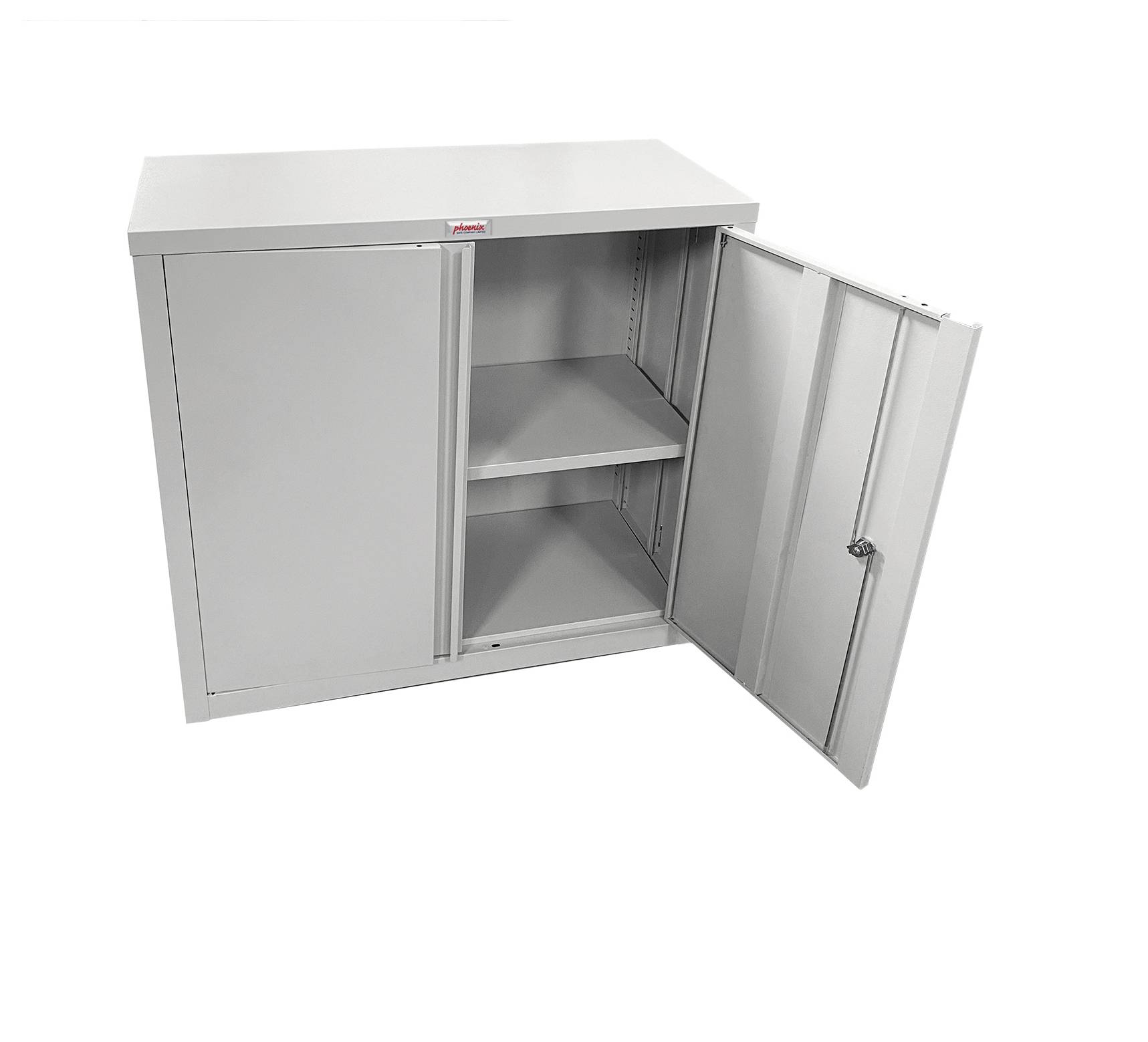 Ein grauer Metallschrank mit zwei offenen Türen, die zwei Regale offenbaren.