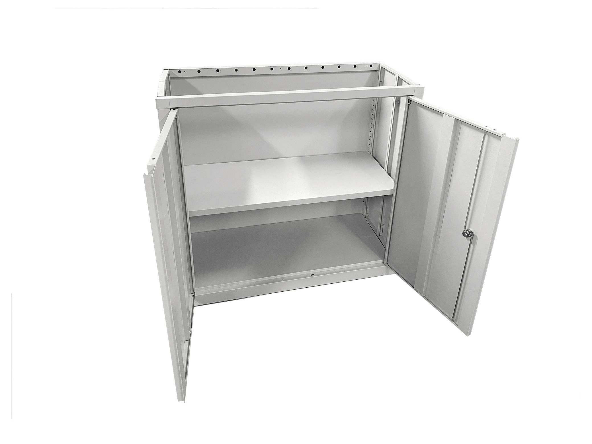 Ein weißer Metallschrank mit geöffneten Türen, der zwei Ablagen zum Verstauen zeigt. Der Schrank ist leer und steht vor einem einfarbigen Hintergrund.