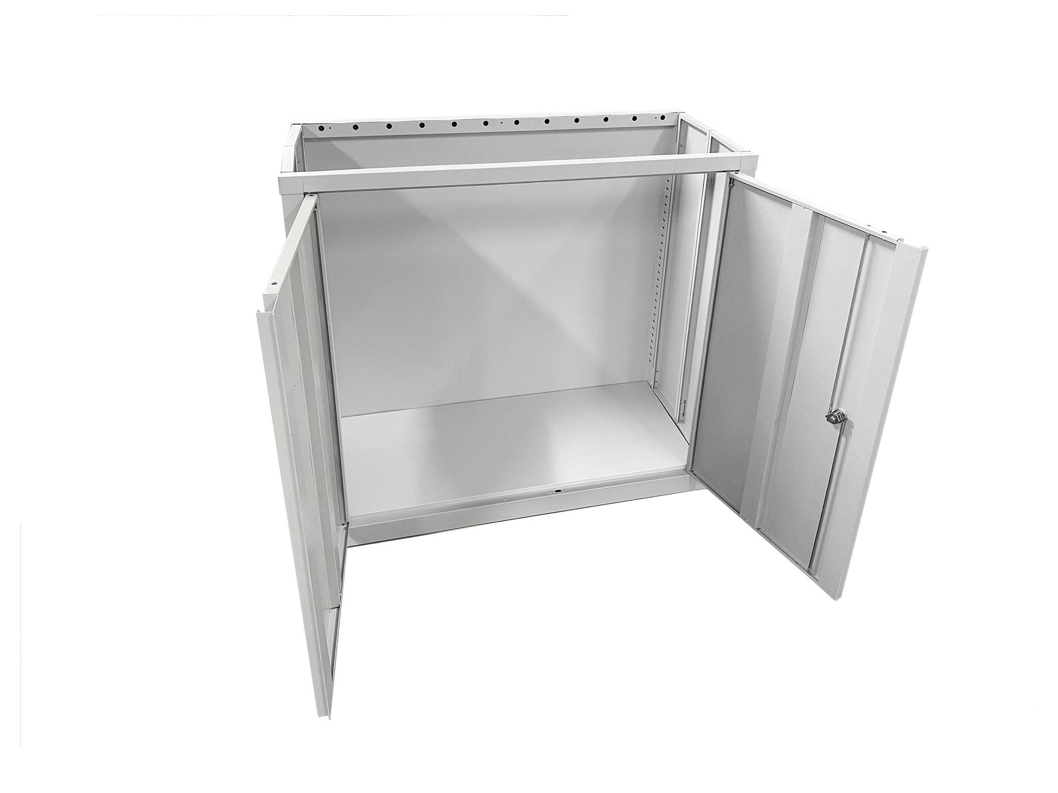 Ein Metallschrank mit offenen Doppeltüren, der einen leeren Innenraum und ein verstellbares Regal zeigt, geeignet für Lagerzwecke.