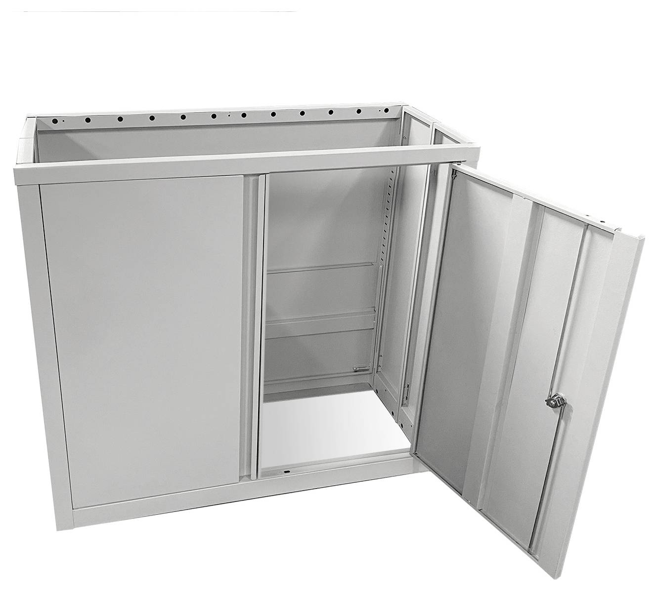 Metallischer, grauer Wandschrank mit geöffneter Tür, der einen geräumigen Innenraum und verstellbare Regale offenbart und für sichere Lagerung konzipiert ist.