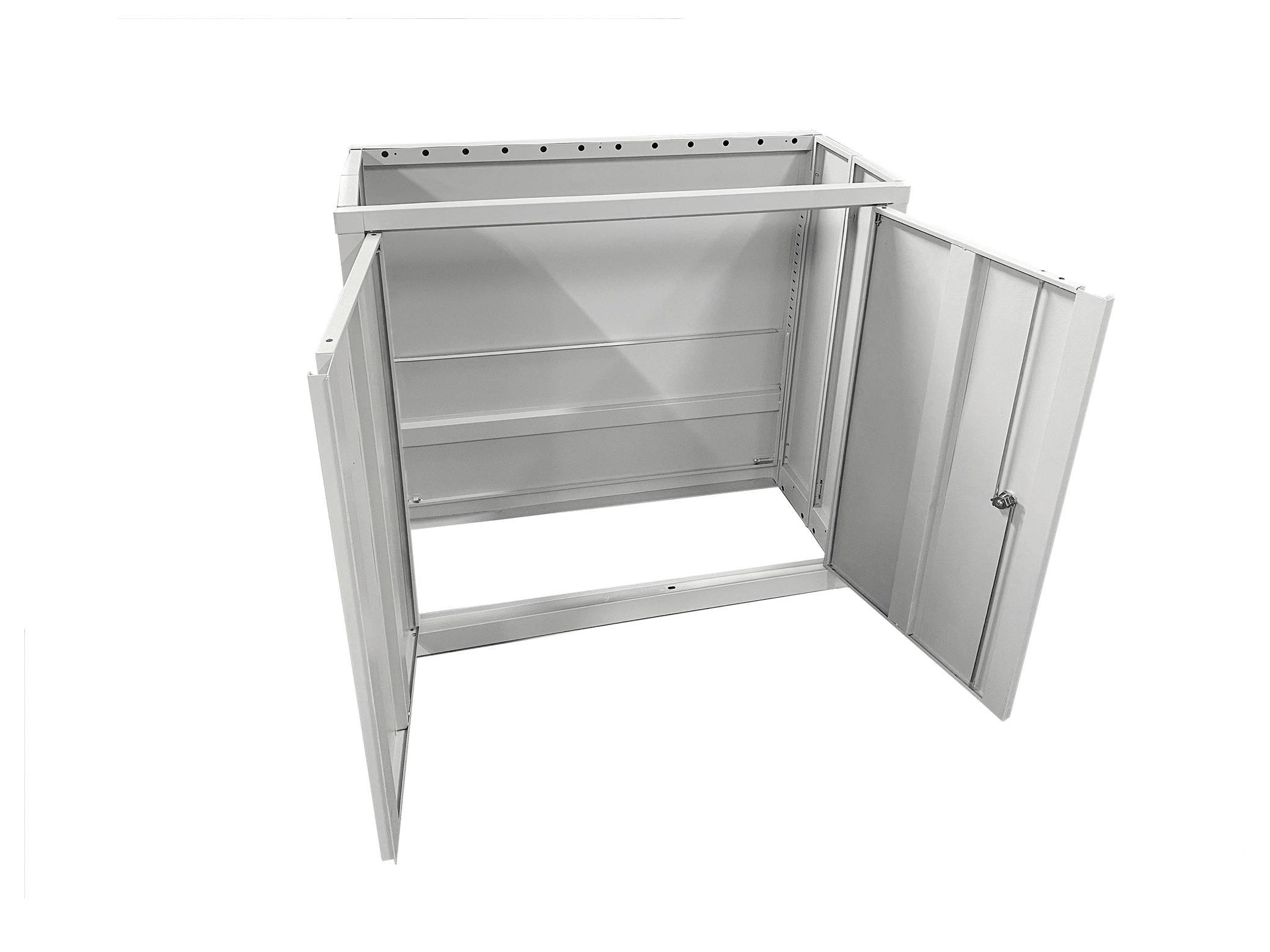 „Offener weißer Metallschrank mit zwei leicht geöffneten Türen, der einen geräumigen Innenraum für Lagerung oder Geräteinstallation zeigt.