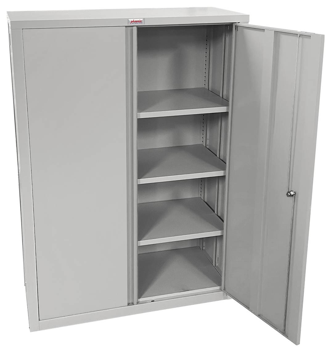 Ein hoher, offener grauer Metallschrank mit vier gleichmäßig angeordneten Regalböden und einer Tür mit Scharnier, die geöffnet ist und das Innere des Schranks freigibt.