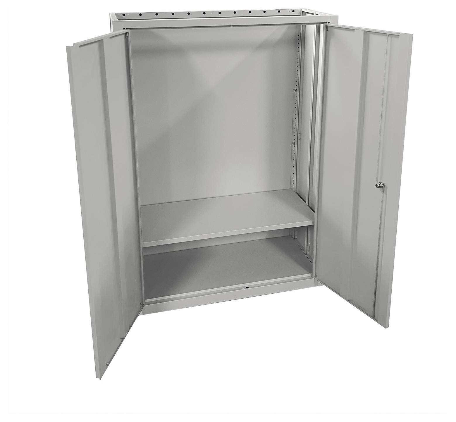 Ein offener, leerer Metallschrank mit zwei Einlegeböden und Doppeltüren, konzipiert zur Aufbewahrung. Die Türen stehen vollständig offen und zeigen den Innenraum.