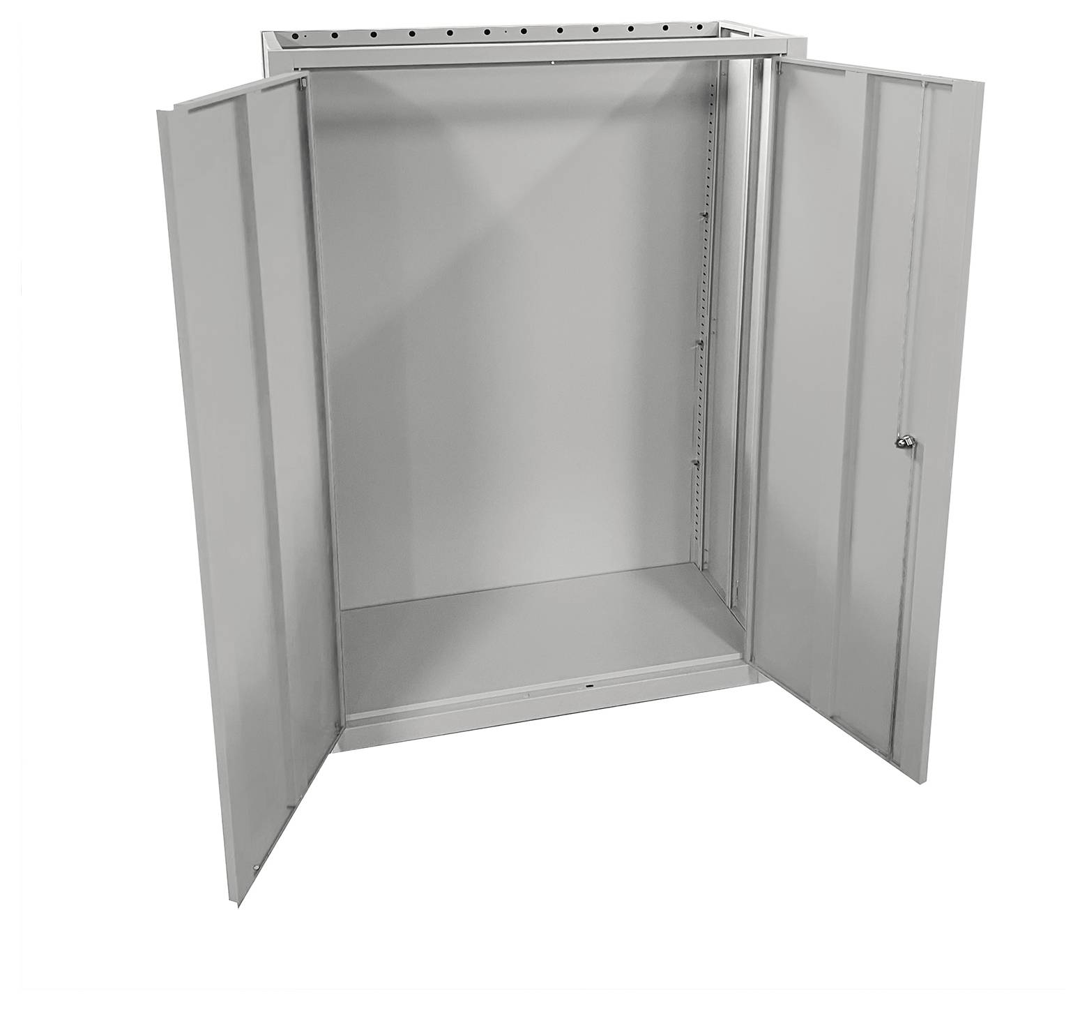 Ein offenes, leeres graues Metallserver-Rack mit Seitenpaneelen und einer offenen vorderen Tür, entwickelt zum Aufbewahren und Organisieren elektronischer Geräte.