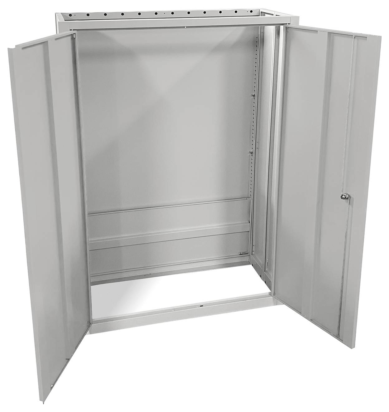 Ein offener, leerer Metallschrank mit zwei Türen, der zur Unterbringung von elektrischen oder Netzwerkgeräten dient und aus der Frontansicht gezeigt wird.