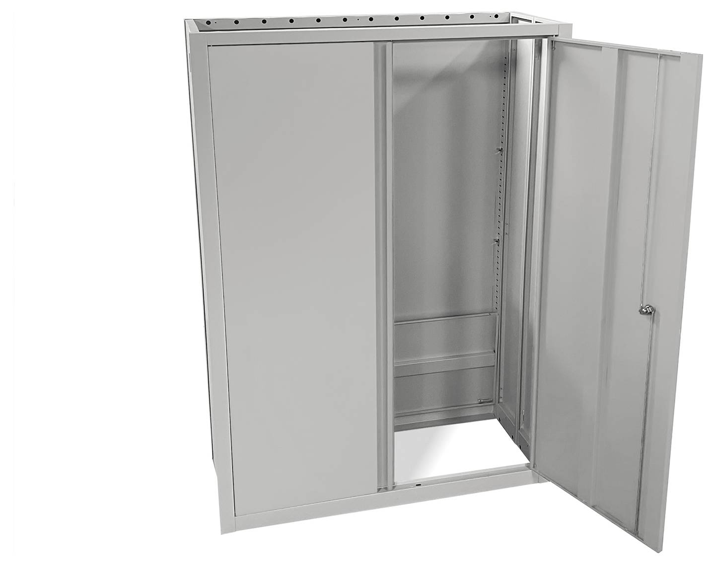 Ein Metallschrank mit einer offenen Tür, der leere Regale im Inneren zeigt. Der Schrank ist grau und steht vor einem schlichten weißen Hintergrund.