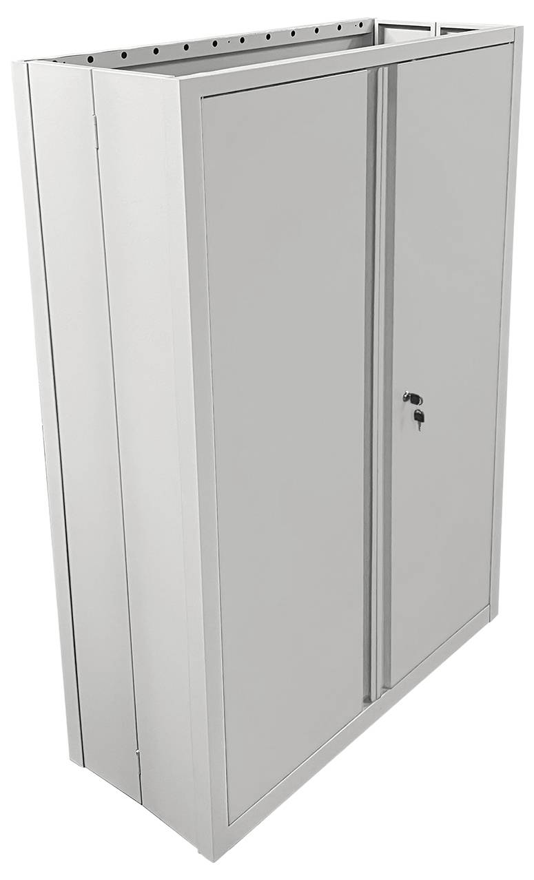 Ein hoher, grauer Metallschrank mit doppelten Türen und einem Schloss, der zur Lagerung oder Organisation verwendet wird.