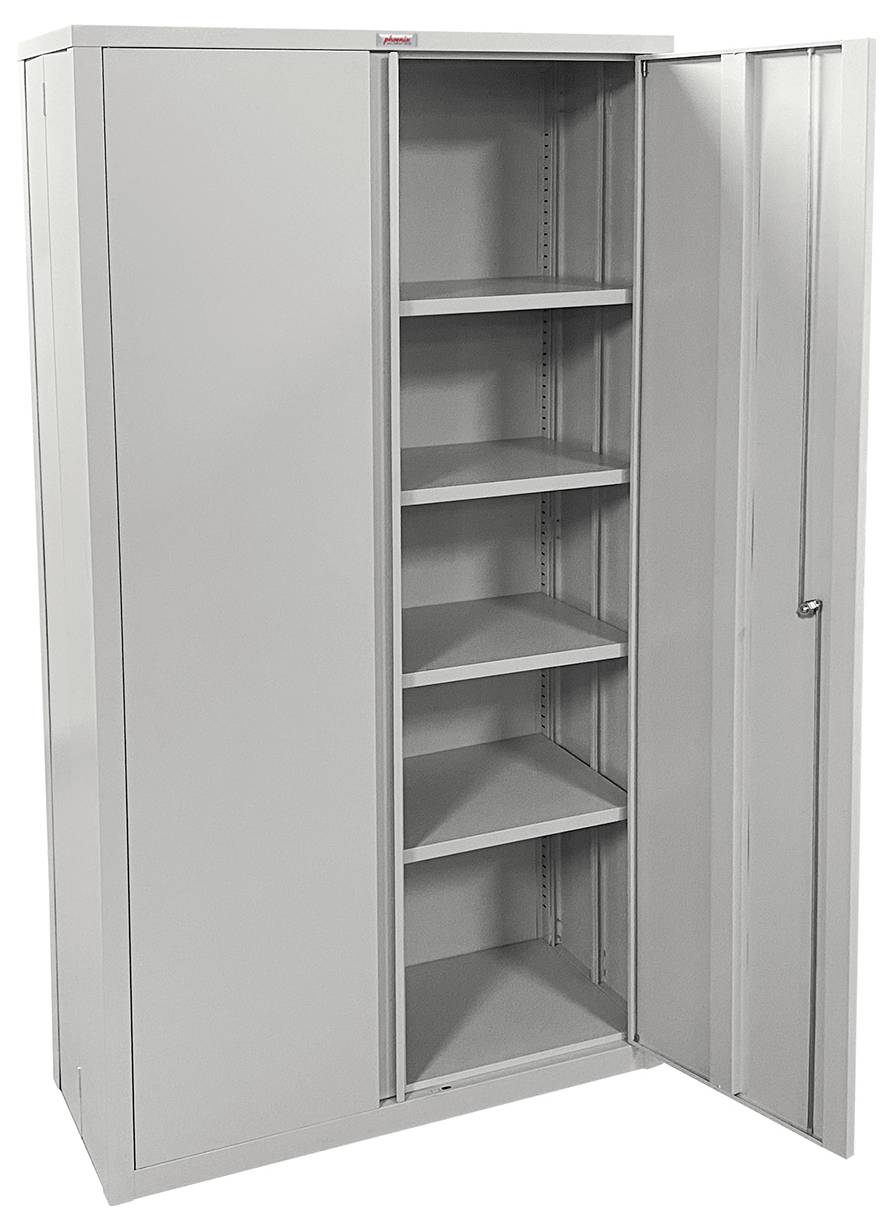 Ein hoher, offener grauer Metallschrank mit fünf verstellbaren Regalböden, versehen mit einer teilweise geöffneten Tür auf der rechten Seite.