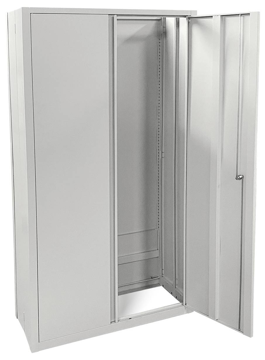 Ein hoher, offener grauer Metallschrank mit mehreren Regalen, eine Tür angelehnt, typischerweise verwendet zum Organisieren oder Aufbewahren von Gegenständen.