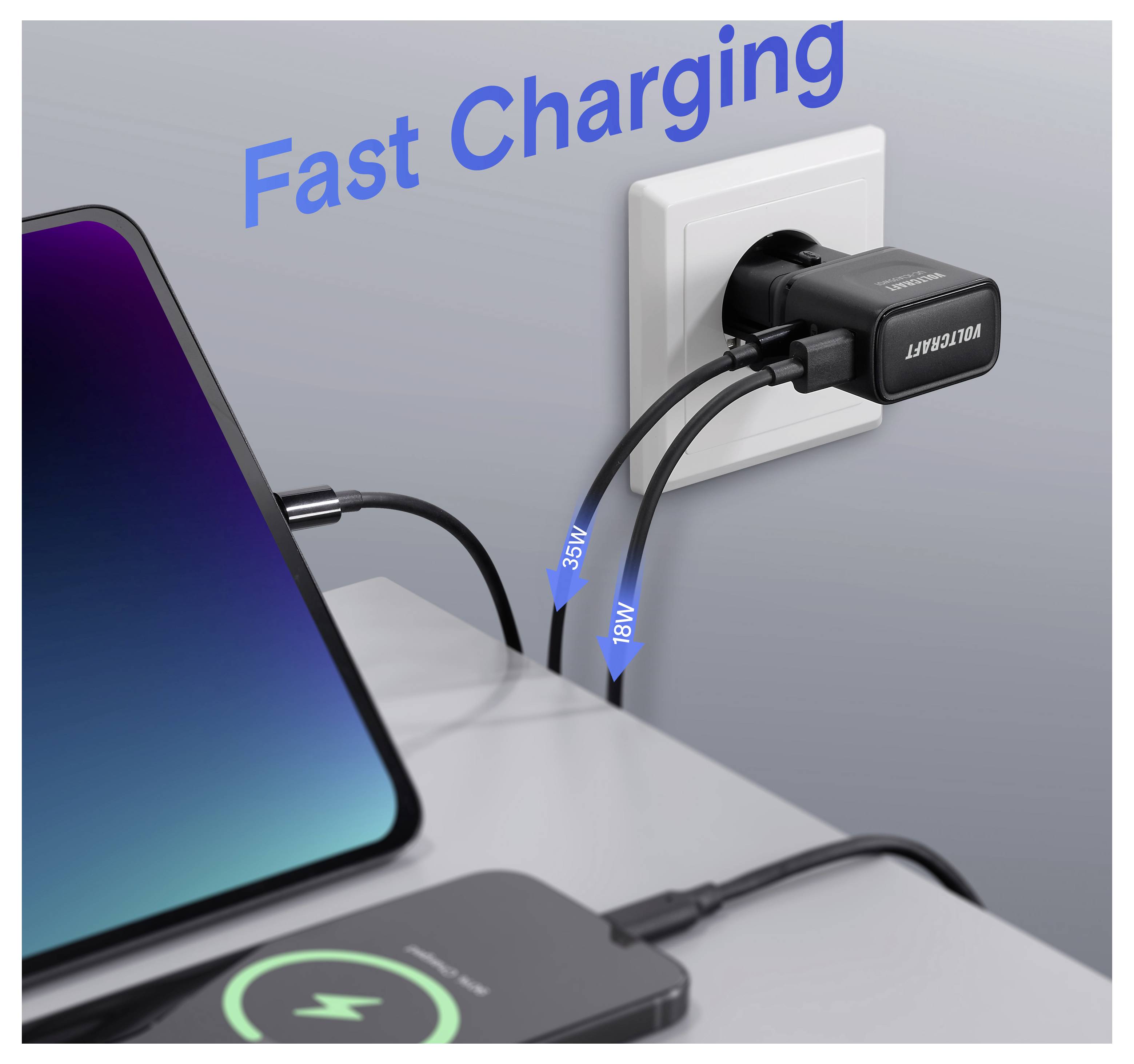 Smartphone und Gerätladevorgang über angeschlossenes Steckeradapter; Text lautet „Schnellladung