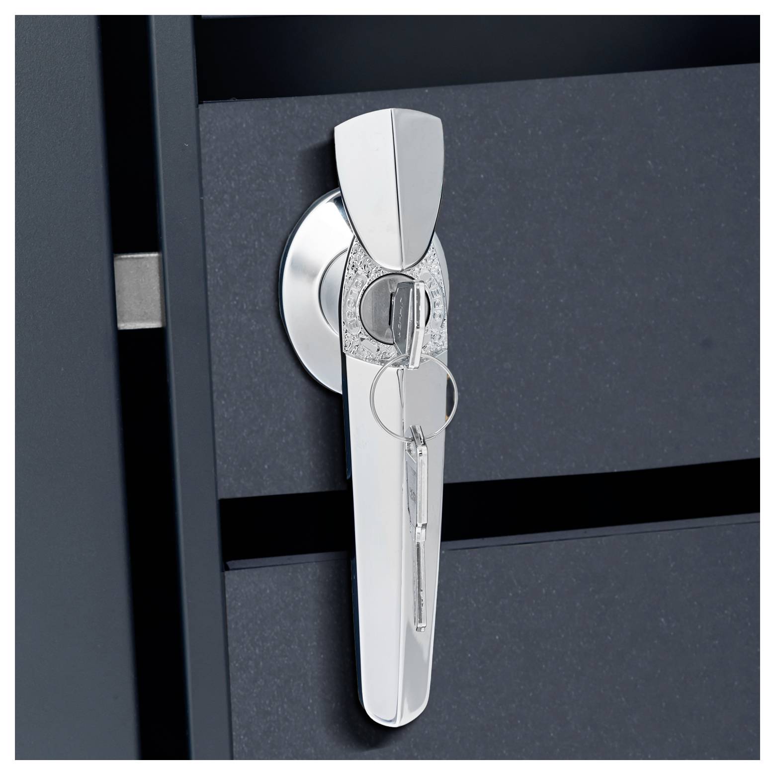 Ein Nahaufnahme eines modernen silbernen Schlüssels, der in ein schlankes Metallschloss einer dunklen Schranktür eingeführt wird und dabei einen zeitgemäßen Verschlussmechanismus präsentiert.