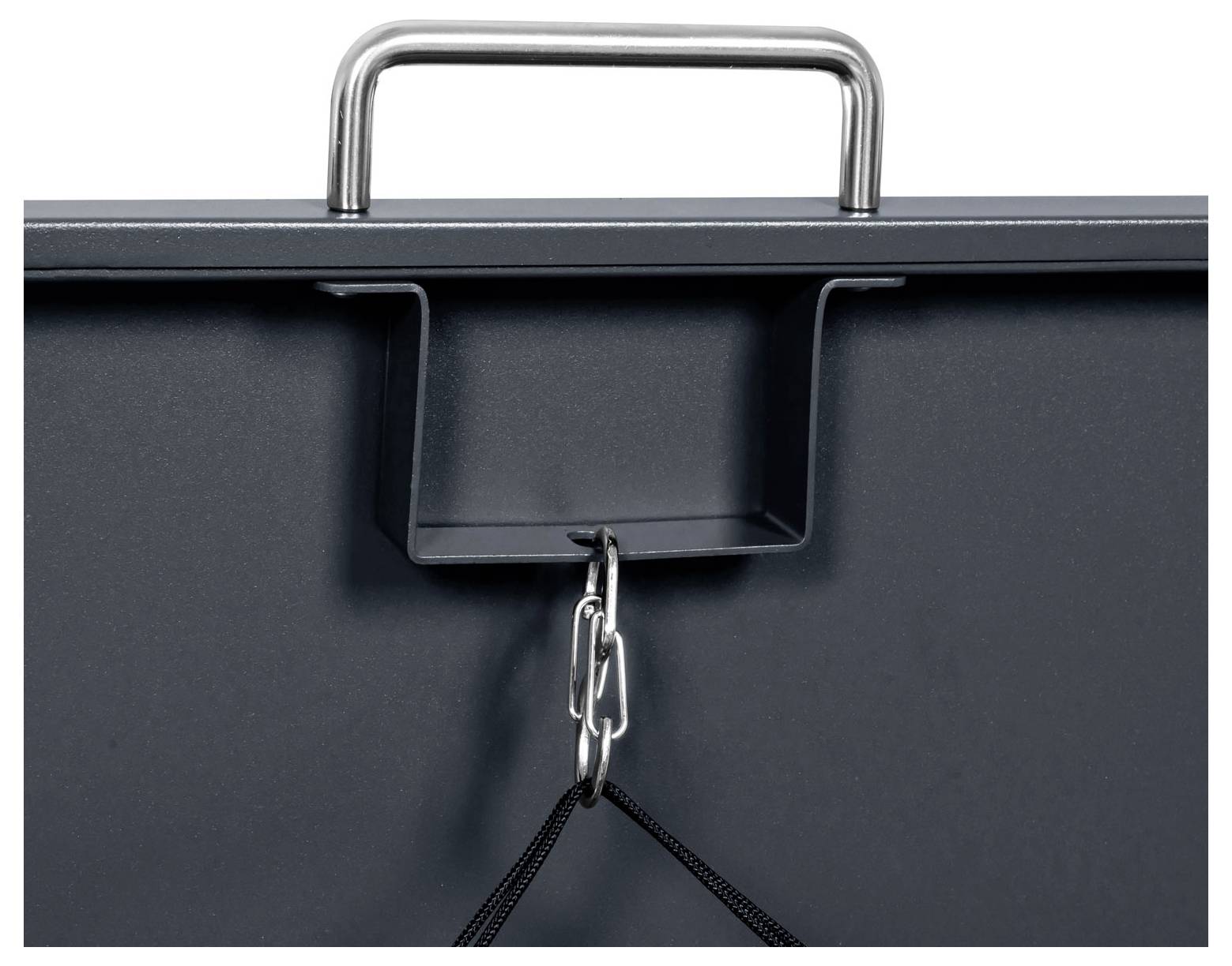 Eine Nahaufnahme eines Metallscharniers mit einer gehakten Klemme und einem schwarzen Seil, wahrscheinlich Teil einer tragbaren Tasche oder eines Behälters.