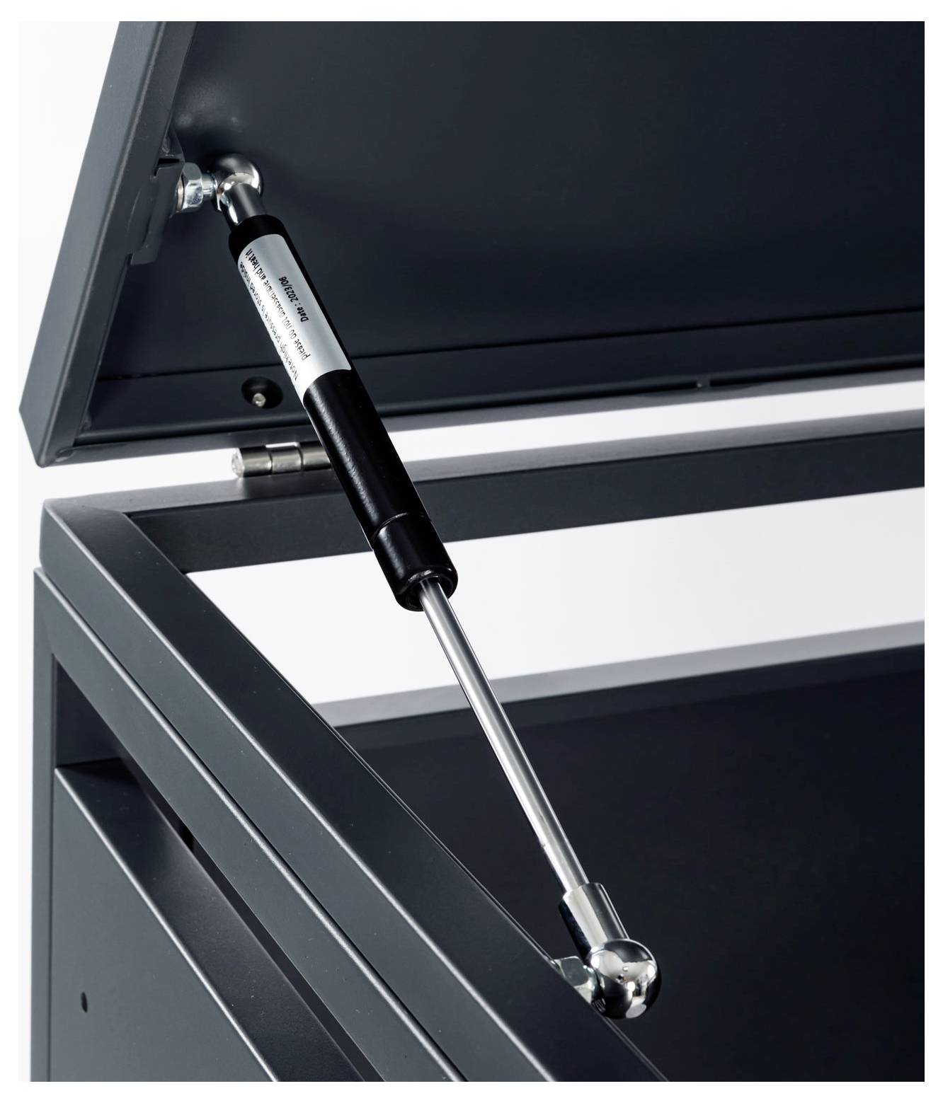 Gasfeder-Mechanismus, der einen grauen Aufbewahrungsboxdeckel offenhält.