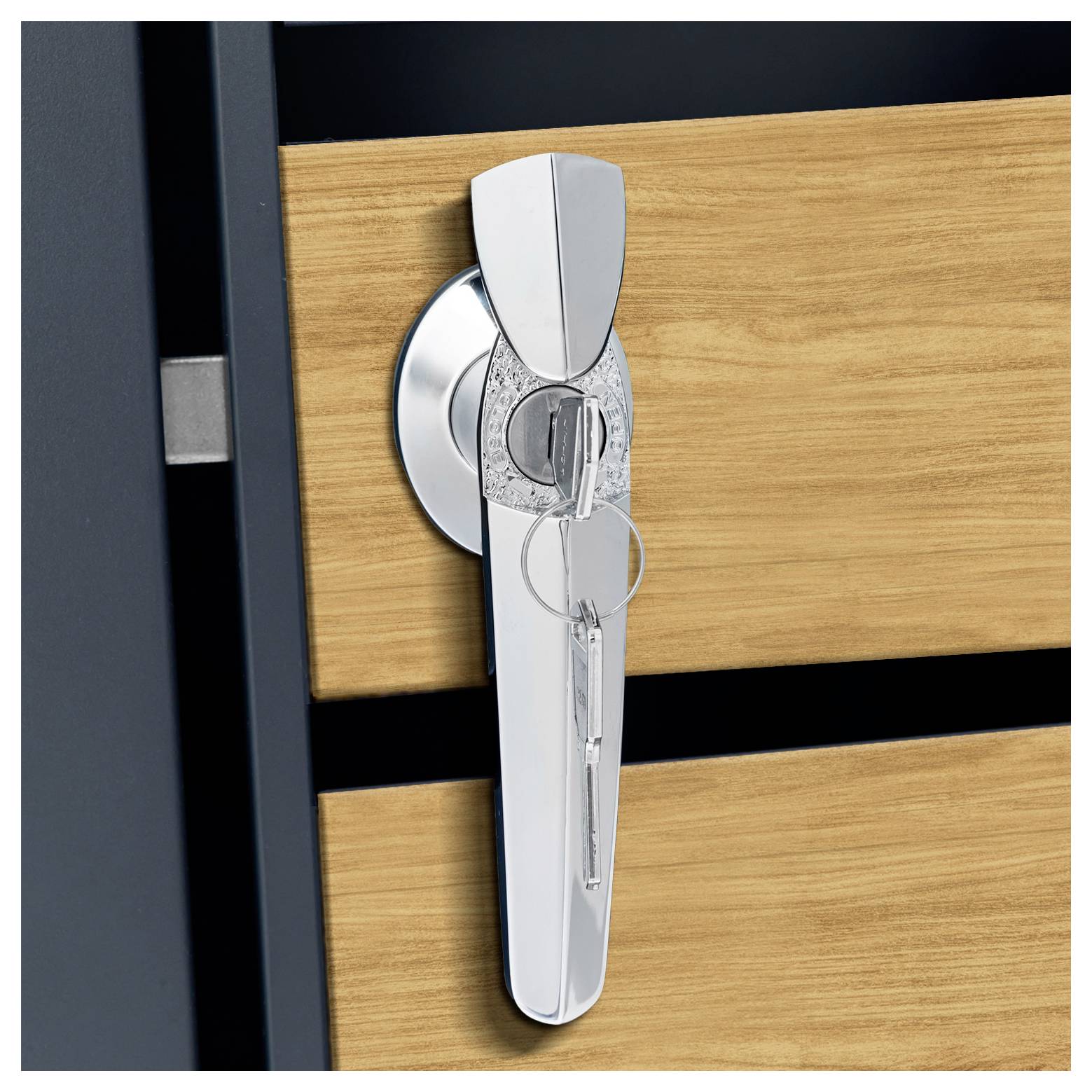 Ein schlankes, metallisches Schloss an einer Holztür mit einem eingesteckten Schlüssel, was Sicherheit und Zugangskontrolle andeutet.