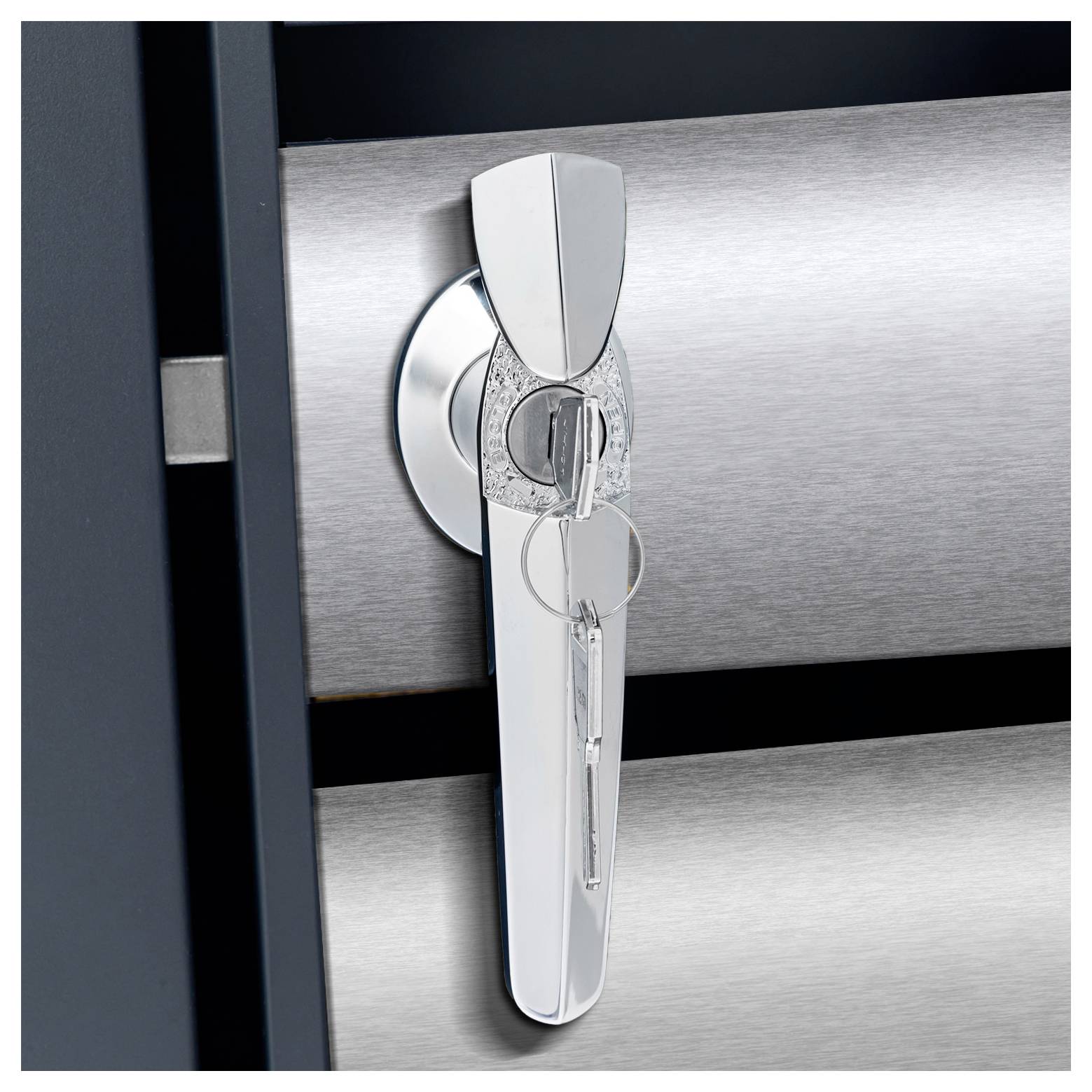 Ein glänzender silberner Schlüssel, der in ein modernes Schloss mit Chrom-Oberfläche auf einer metallischen Oberfläche eingeführt wird und Sicherheit oder Zugangsberechtigung signalisiert.