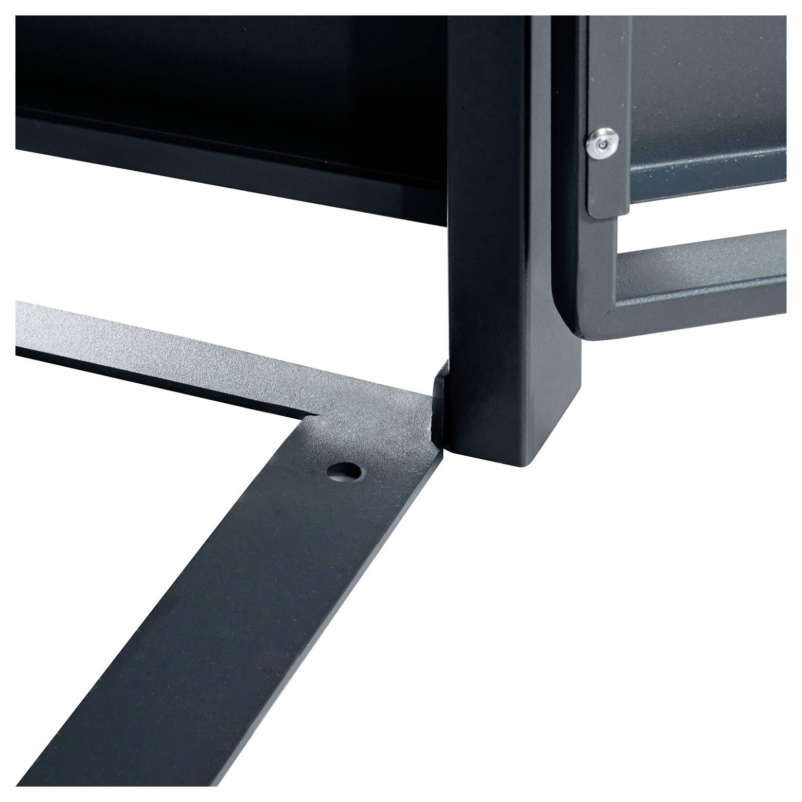 Detailaufnahme einer schwarzen Metallregalecke mit sich kreuzenden Trägern, die Konstruktionsdetails und Befestigungsschrauben zeigt.