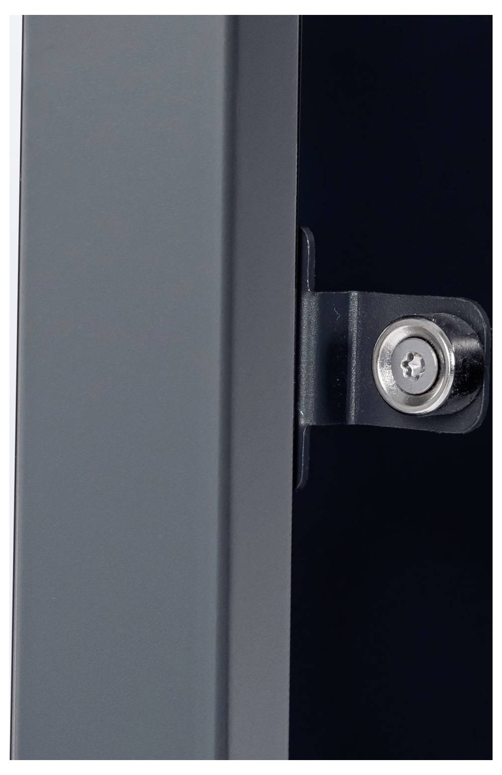 Eine Nahaufnahme eines Metallrahmens mit einem Schloss an der Seite, mit einer sichtbaren Schraube im Zentrum des Schlossmechanismus.