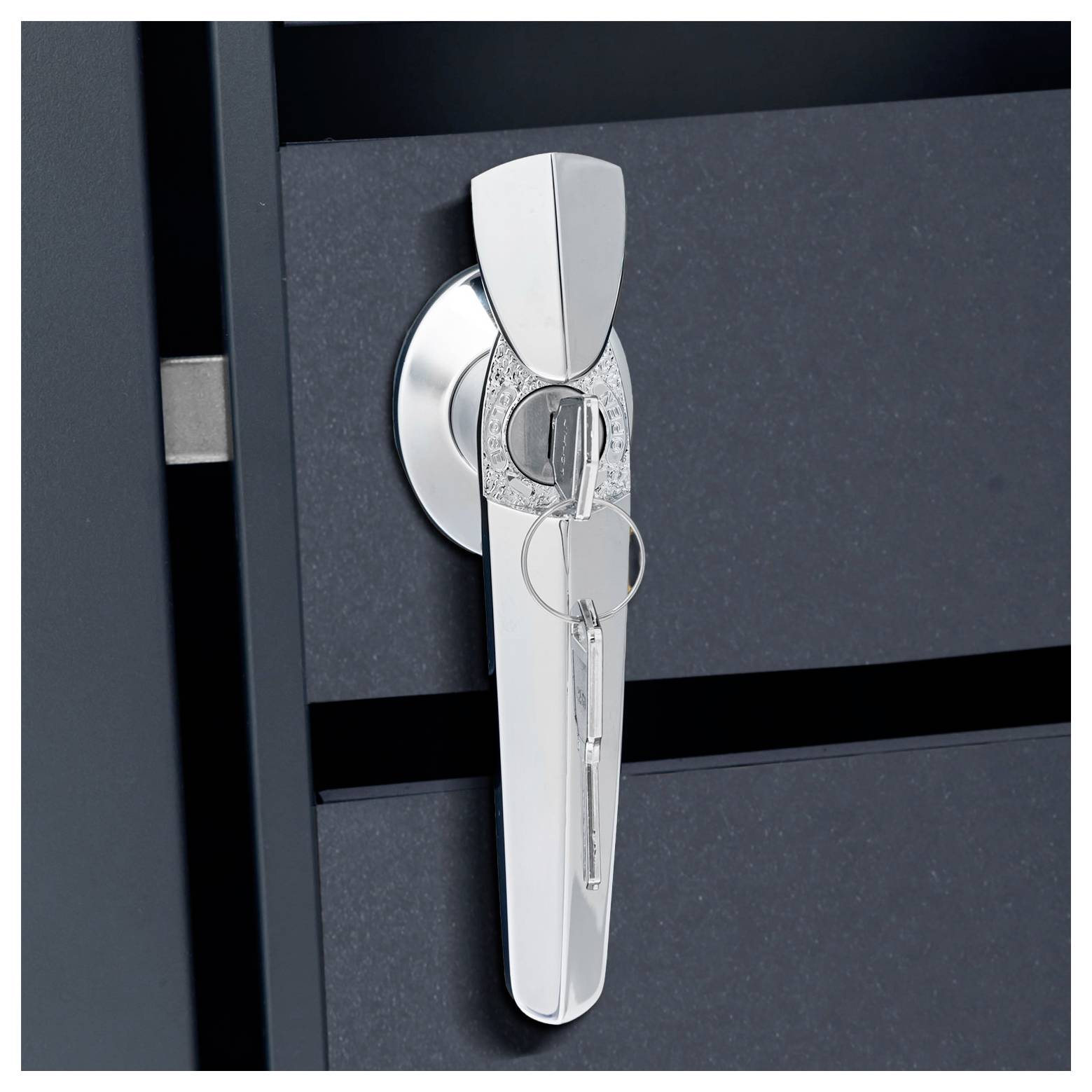 Ein silberner Schlüssel, der in ein modernes, glänzendes Türschloss an einer dunkel gehaltenen Tür eingeführt wird und Sicherheit oder Zugangskontrolle andeutet.