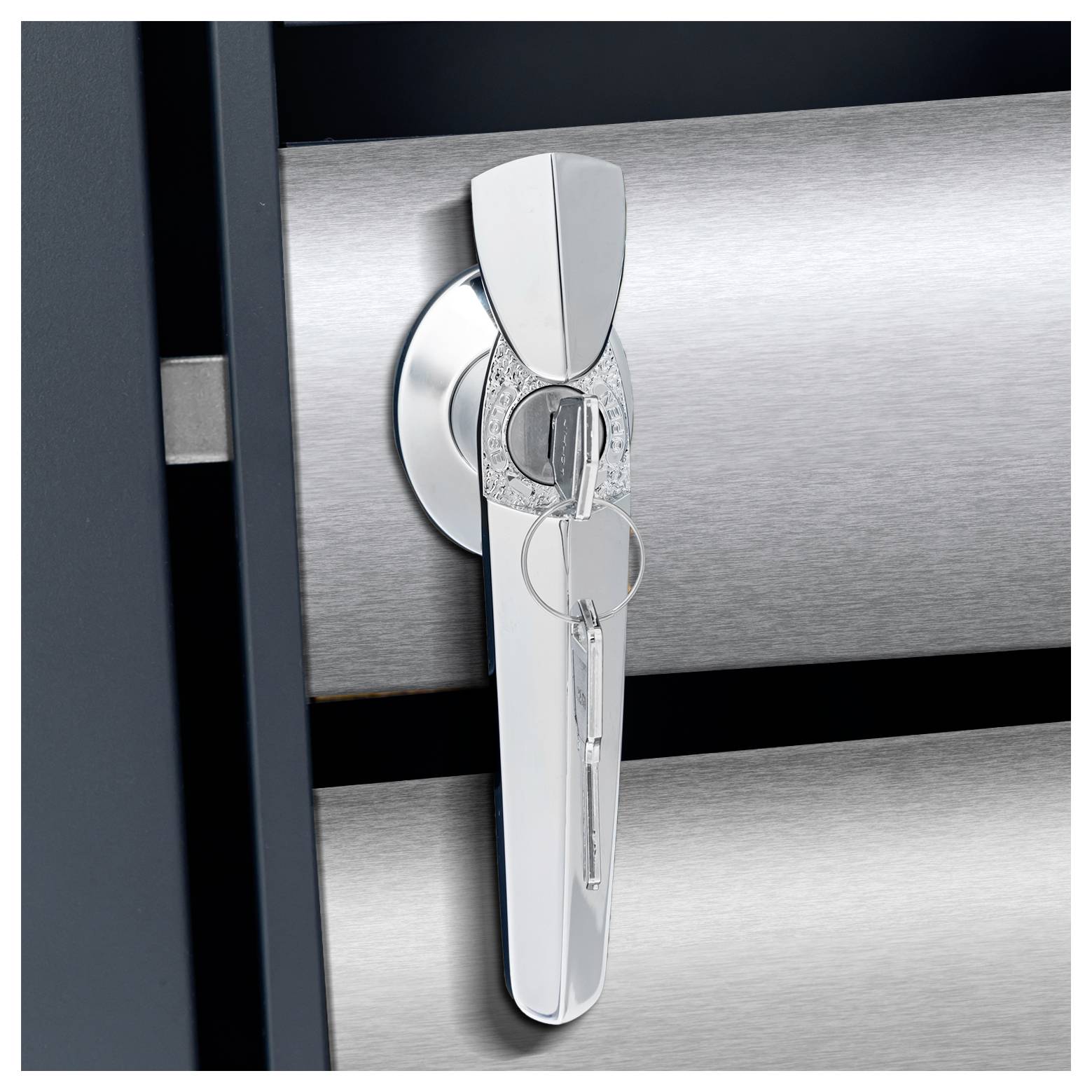 Eine Nahaufnahme eines modernen Chromschlosses mit einem Schlüssel, der in eine silberne metallfarbene Tür gesteckt ist.