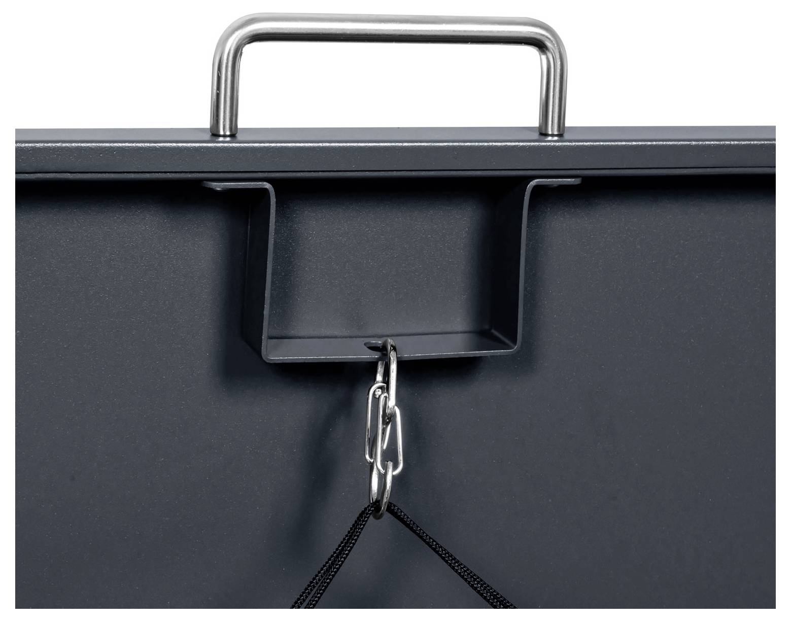 Ein grauer rechteckiger Gegenstand mit einem Metallgriff an der Oberseite und einem Haken, der eine Kette hält, was auf einen Transportkoffer oder Werkzeugkasten hindeutet.