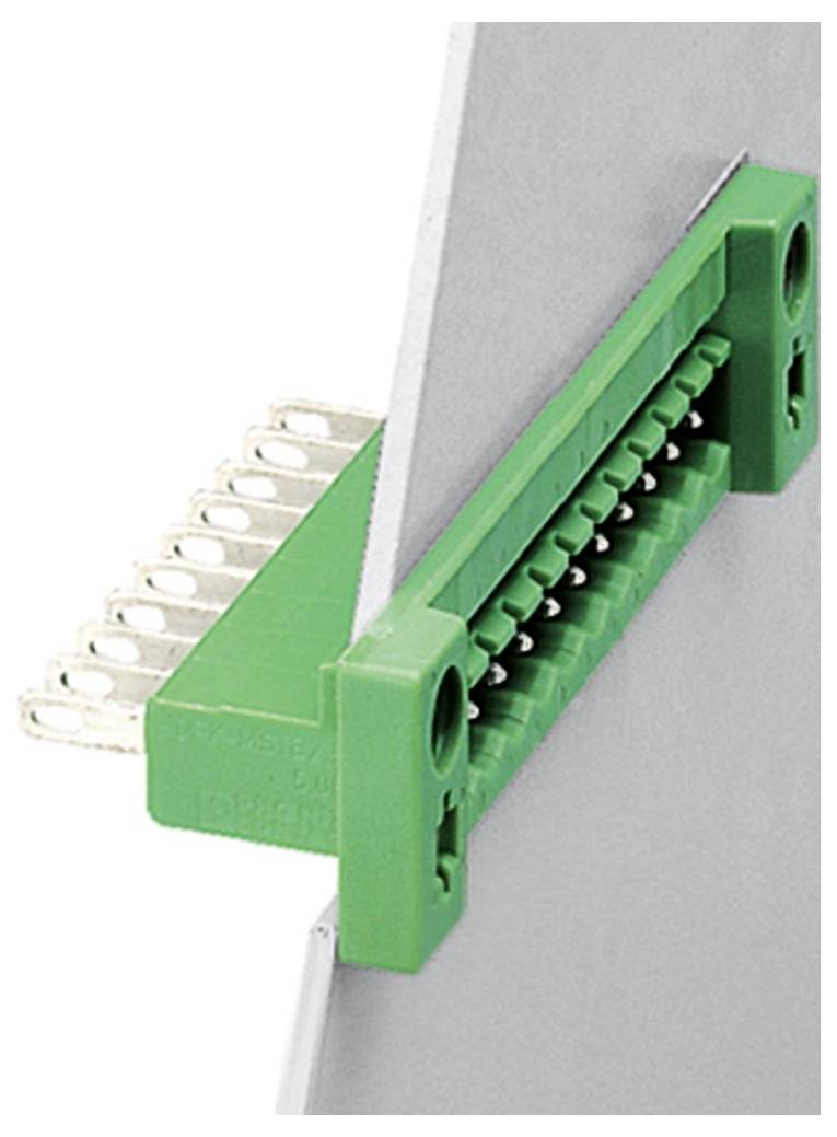 Ein grüner elektrischer Stecker, der an einem Metallpanel angebracht ist und mehrere Stifte für elektronische Verbindungen aufweist, aus einem Winkel betrachtet.