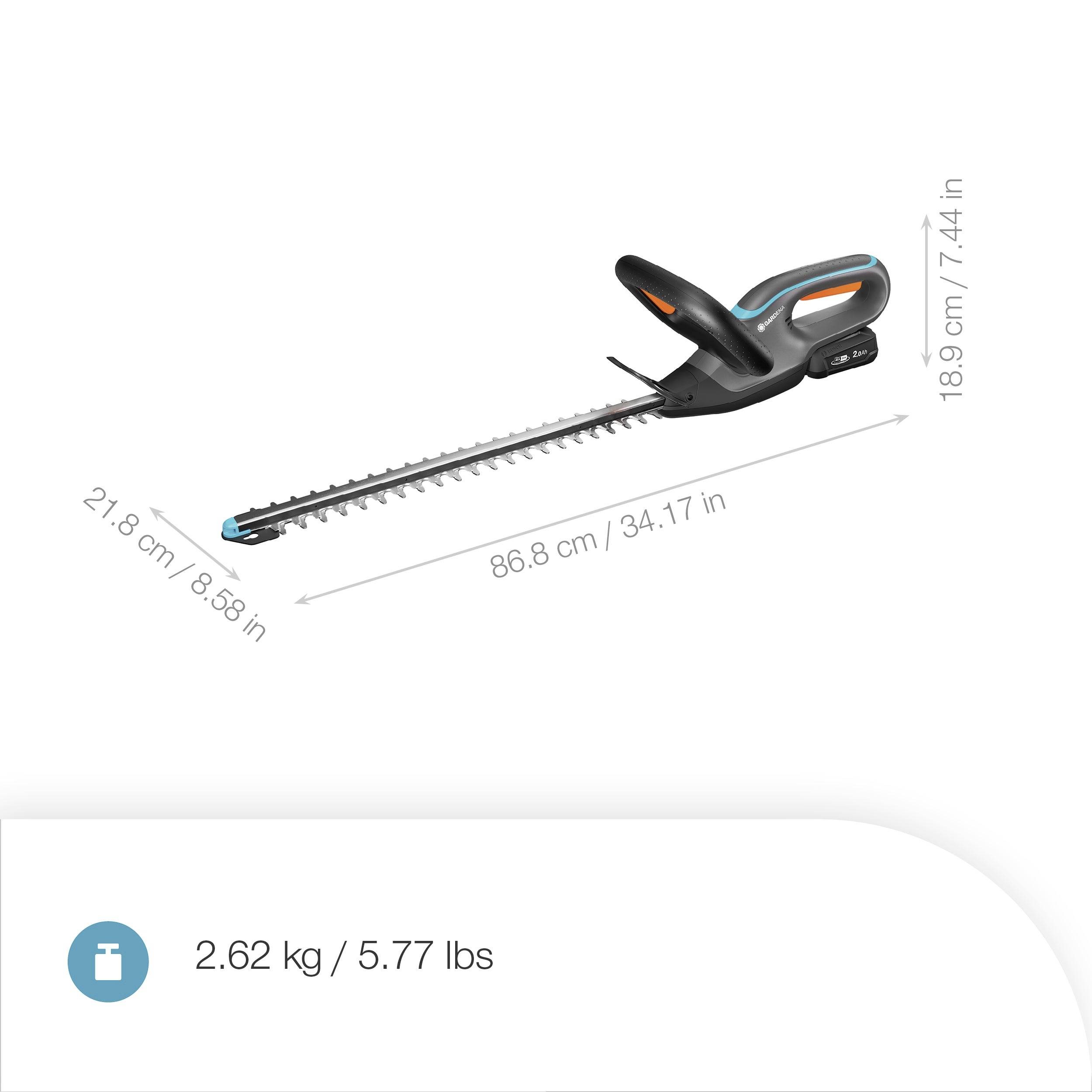 Ein kabelloser Heckenschneider mit folgenden Maßen: Klinge 86,8 cm (34,17 Zoll), Breite 21,8 cm (8,58 Zoll), Griffhöhe 18,9 cm (7,44 Zoll), Gewicht 2,62 kg (5,77 lbs).