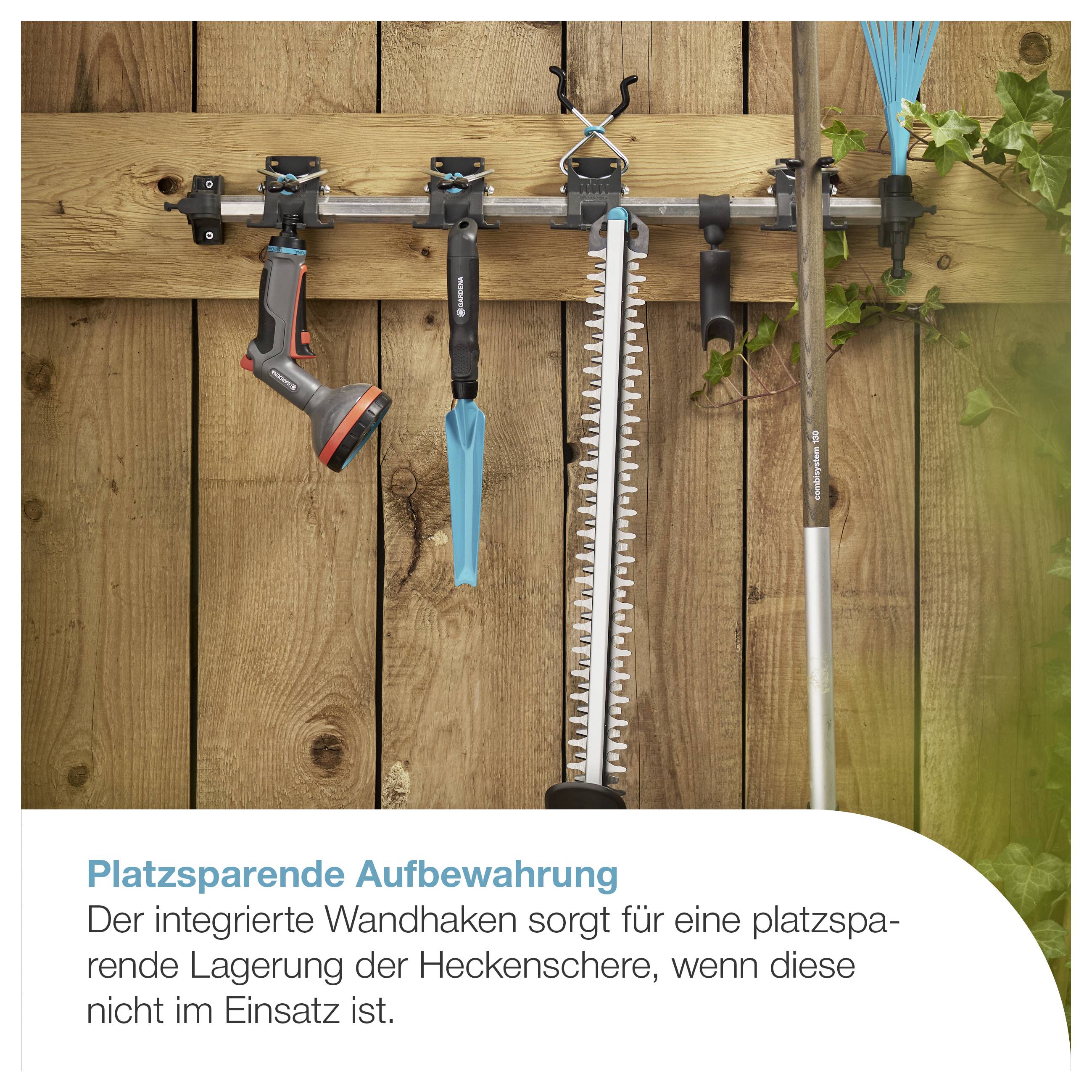 Gartengeräte hängen platzsparend an einer Wandhalterung; Text: 'Platzsparende Aufbewahrung' und Hinweis zur integrierten Lagerung der Heckenschere.
