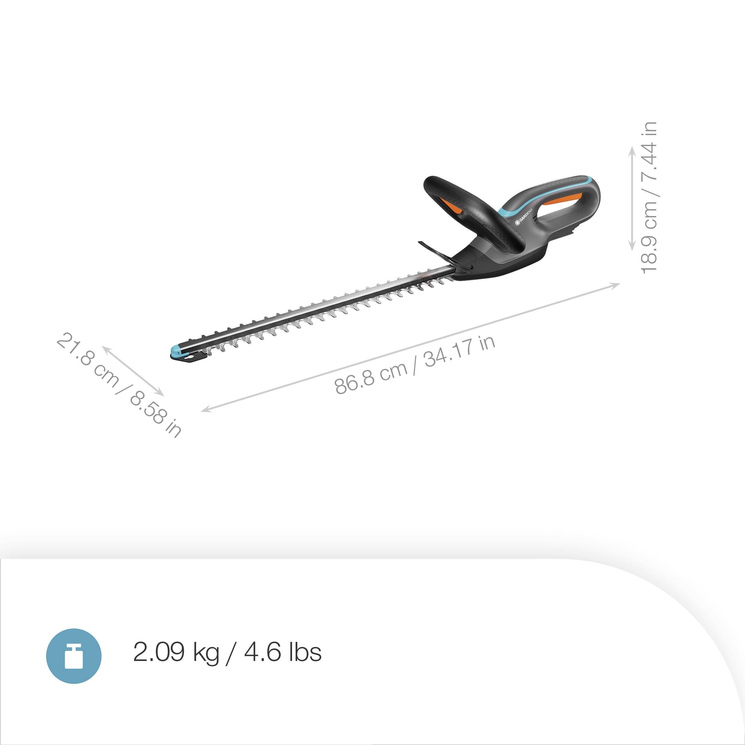 Eine kabellose Heckenschere wird mit folgenden Maßen gezeigt: Länge 86,8 cm (34,17 Zoll), Höhe 18,9 cm (7,44 Zoll), Breite 21,8 cm (8,58 Zoll) und Gewicht 2,09 kg (4,6 Pfund).