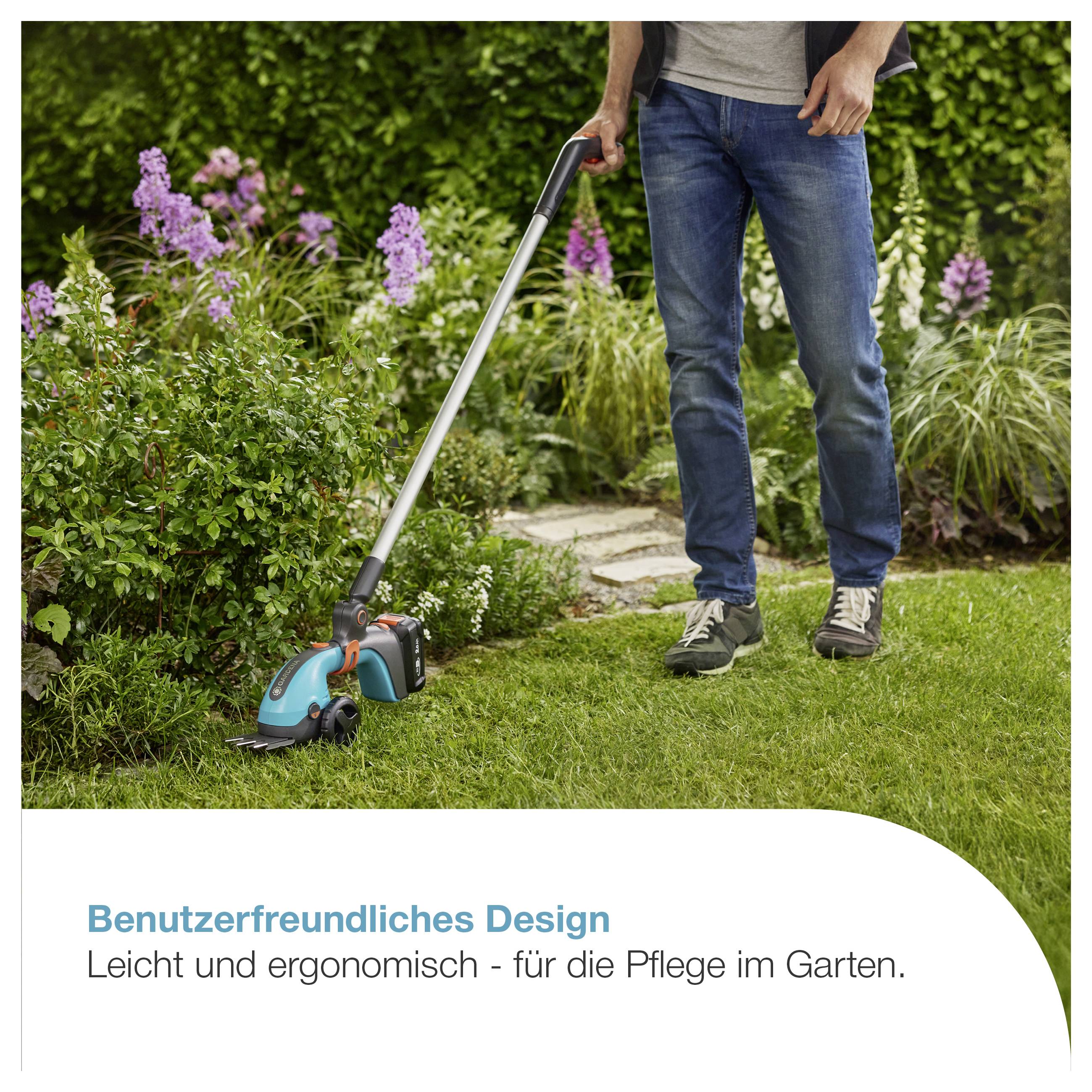 Person mäht mit einem akkubetriebenen Rasentrimmer den Gartenrasen; unten steht 'Benutzerfreundliches Design – Leicht und ergonomisch - für die Pflege im Garten.'