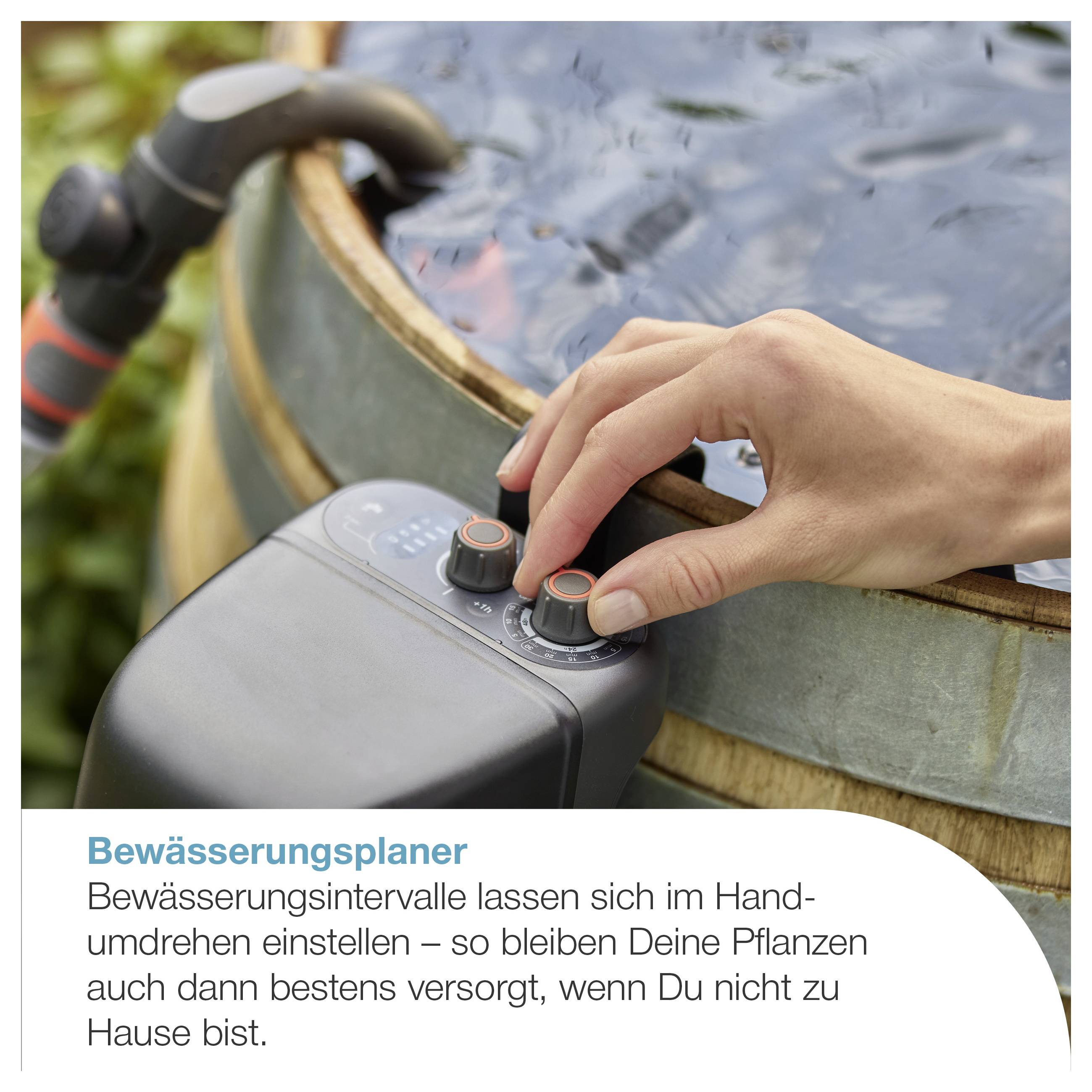Hand stellt am Bewässerungsplaner die Intervalle für ein Pflanzenbecken ein; Text erklärt: 'Bewässerungsplaner' für automatische Versorgung bei Abwesenheit.