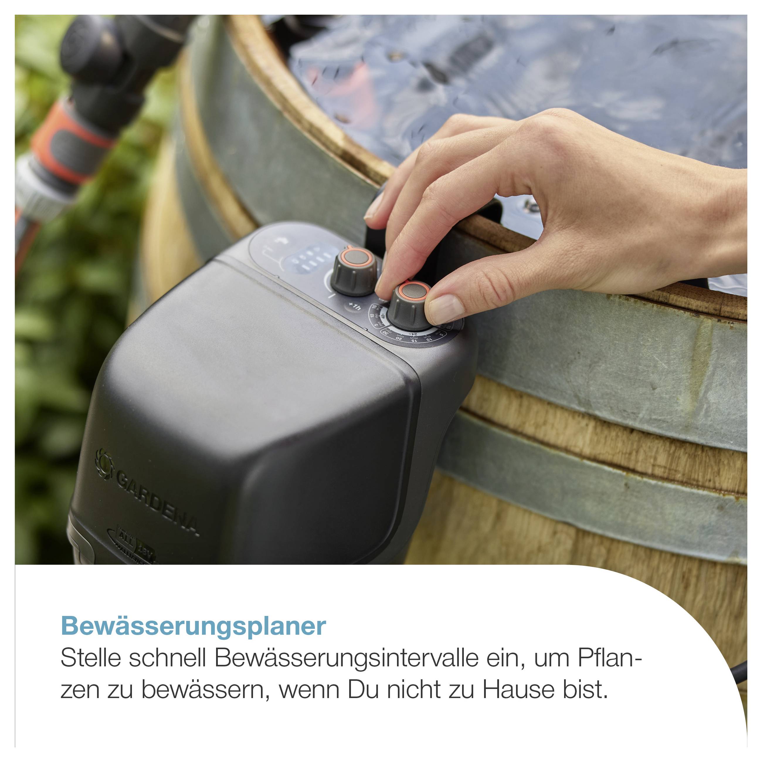 Hand stellt am Bewässerungsplaner die Gießintervalle an einem Pflanzkübel ein, um Pflanzen automatisch zu bewässern.