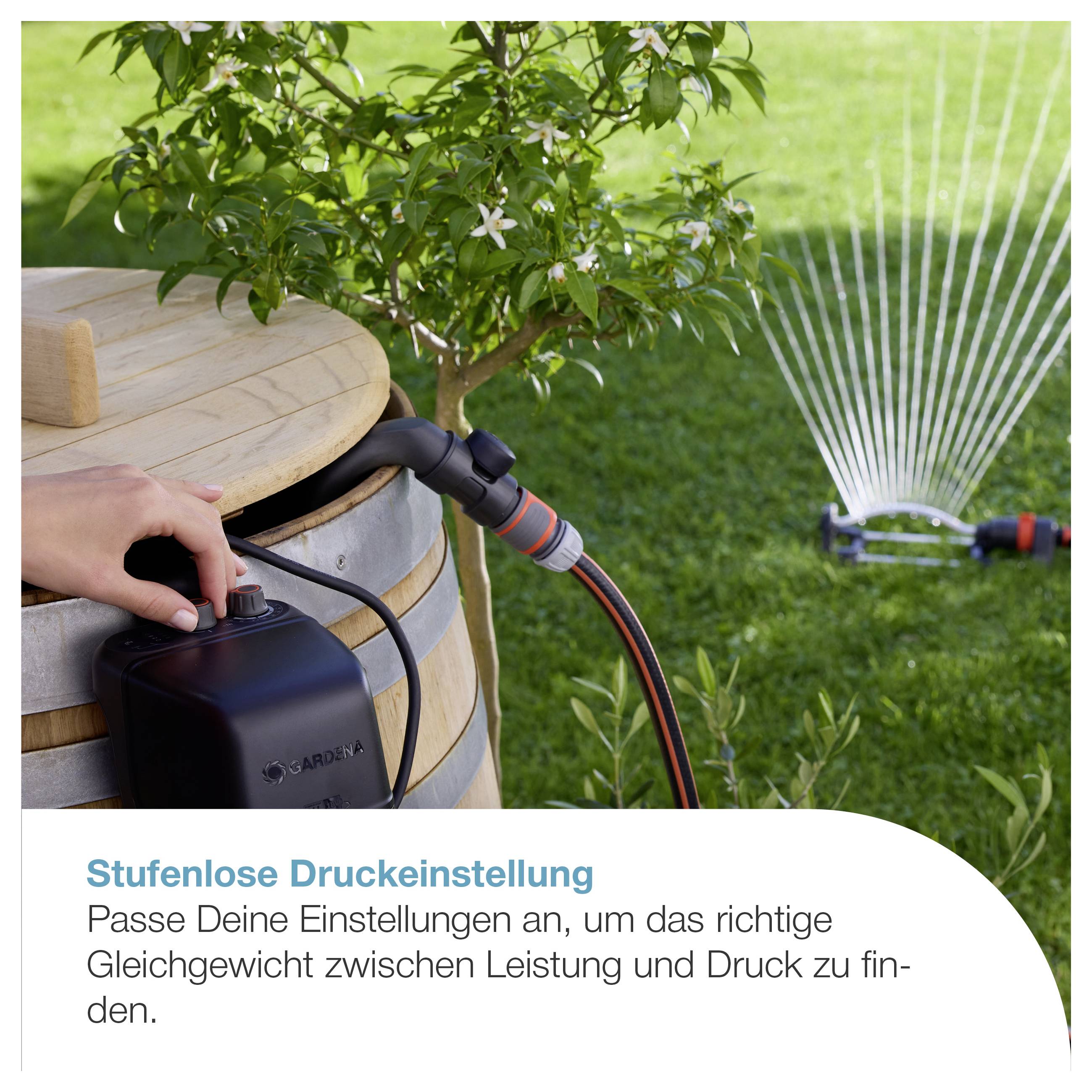 Bewässerungssystem mit Pumpe und Sprühregner im Garten; Text: 'Stufenlose Druckeinstellung' und Hinweis auf das Gleichgewicht zwischen Leistung und Druck.