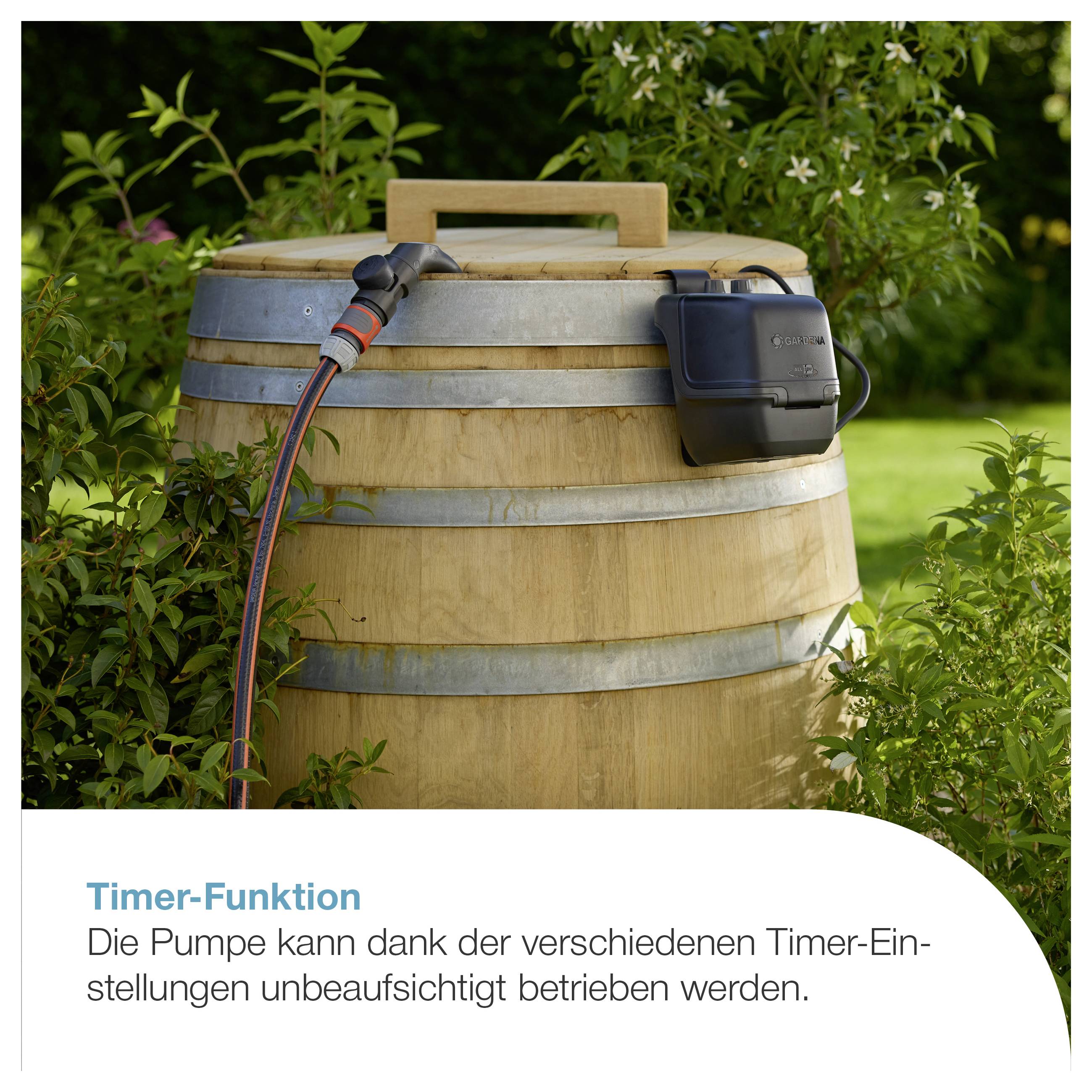 Gartentauchpumpe mit Timer-Funktion an einem Regenfass; Hinweis: 'Die Pumpe kann dank der verschiedenen Timer-Einstellungen unbeaufsichtigt betrieben werden.'