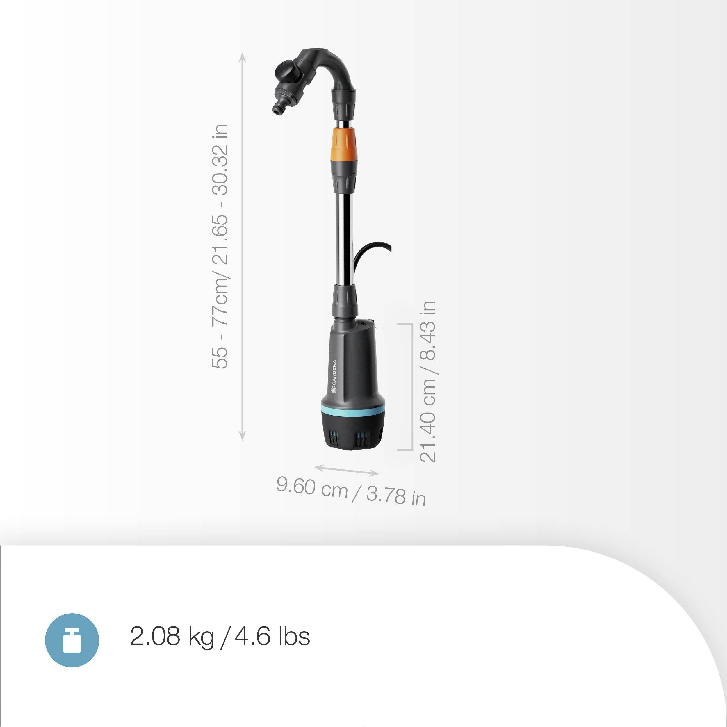 GARDENA Tauchpumpe mit einer Höhe von 55-77 cm und einem Gewicht von 2,08 kg/4,6 lbs, geeignet für den Garteneinsatz.