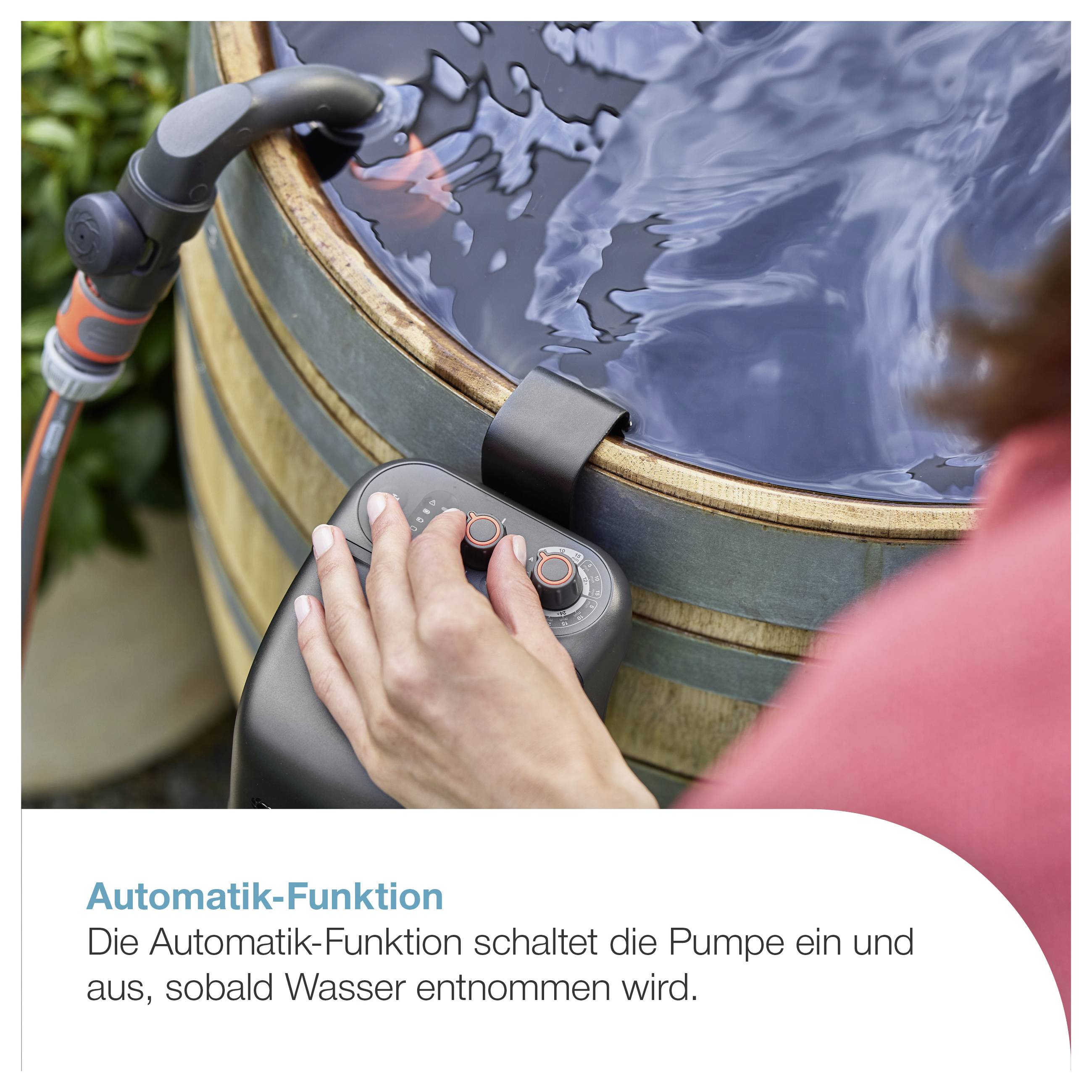 Hand drückt die Steuerung eines Wasserspeichers mit Pumpe; Text: 'Automatik-Funktion' – Pumpe schaltet sich beim Wasserentnehmen ein und aus.