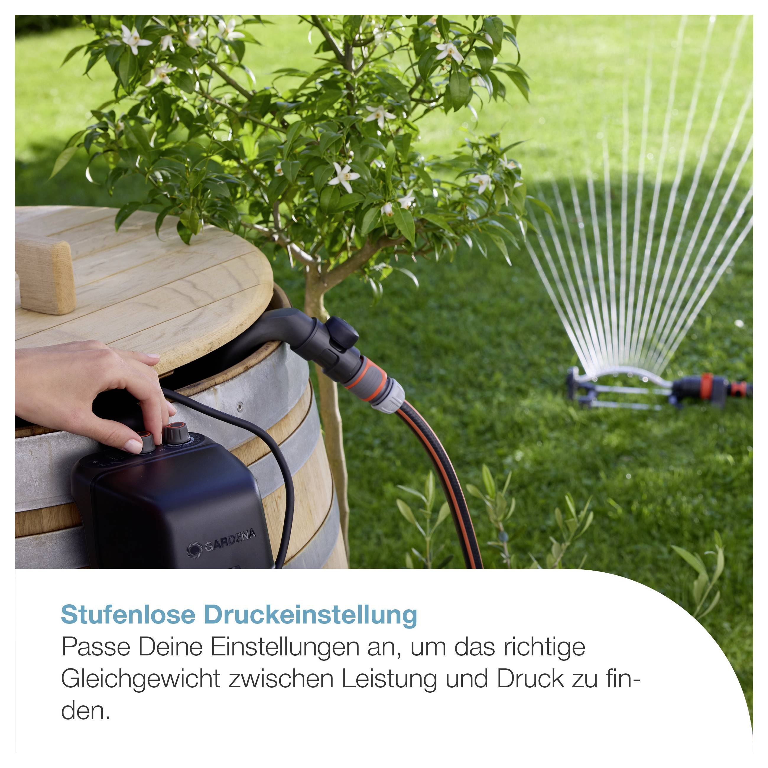 Gartenschlauch mit einstellbarem Sprinkler bewässert Rasen; Text: 'Stufenlose Druckeinstellung' und Hinweis auf Balance zwischen Leistung und Druck.