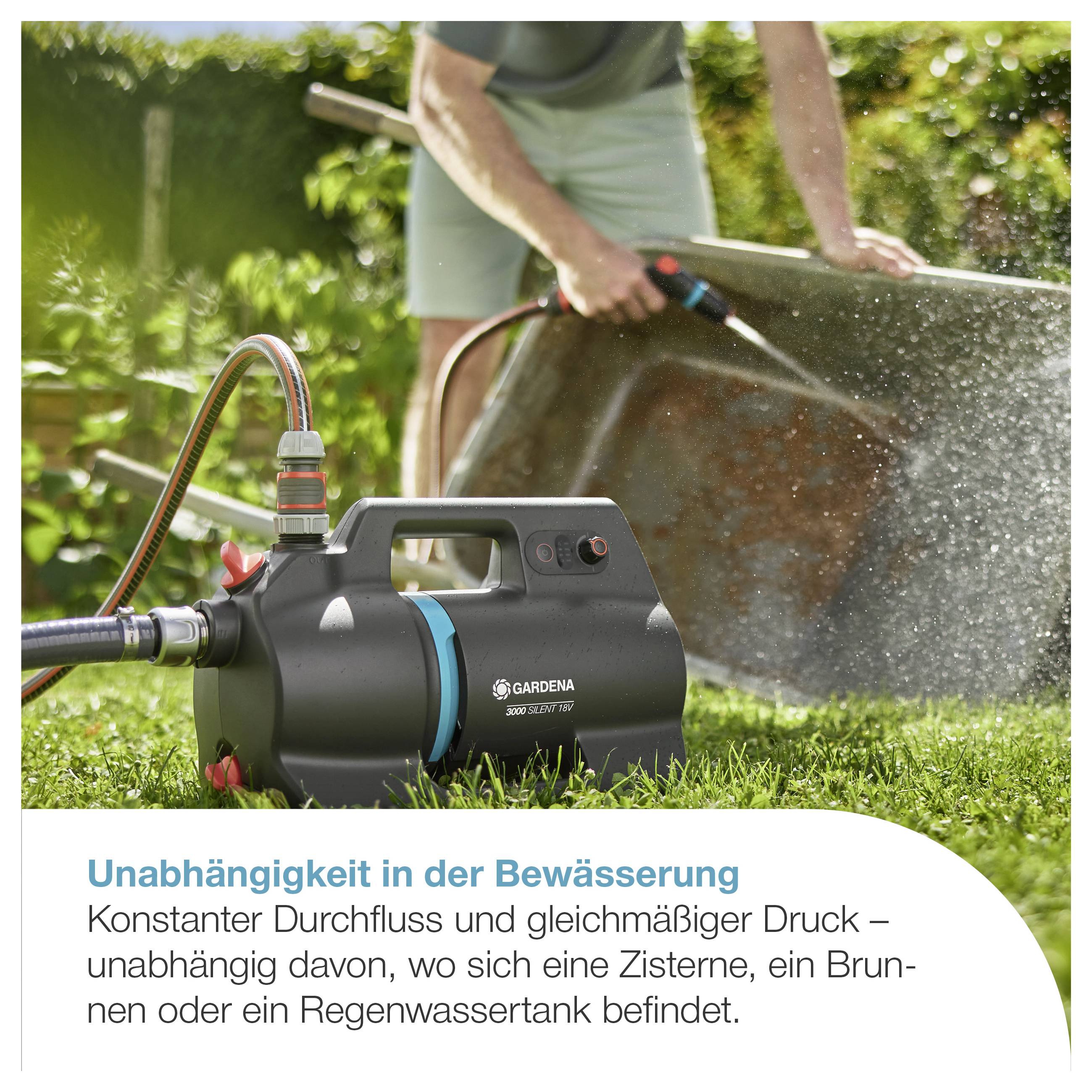 Bewässerungspumpe im Garten neben einer Person, die einen Schlauch spritzt; bewirbt unabhängige Wasserversorgung mit konstantem Durchfluss und Druck.