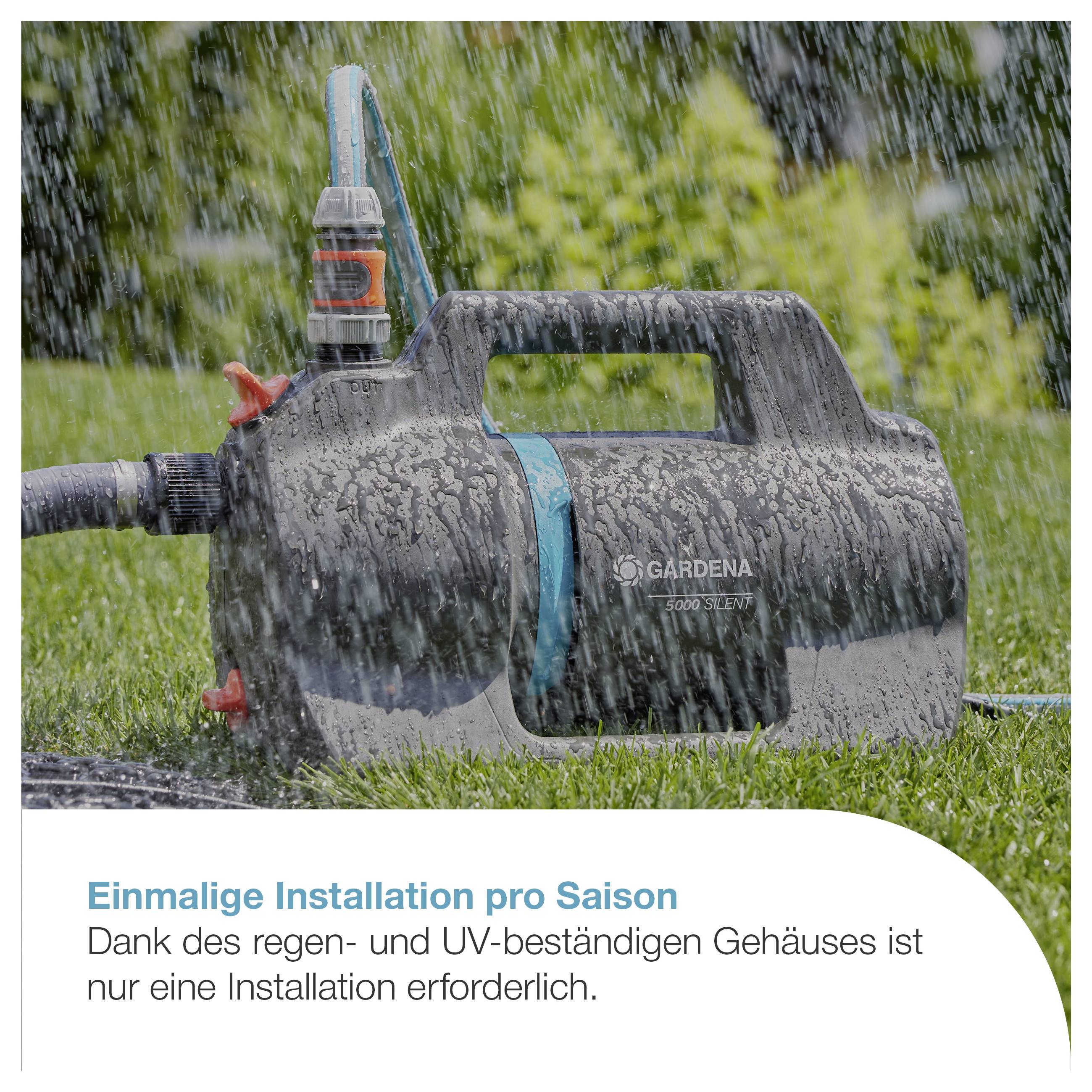 Gartensprengerpumpe im Regen auf Rasen; Text: 'Einmalige Installation pro Saison'. Regen- und UV-beständiges Gehäuse, nur eine Installation erforderlich.