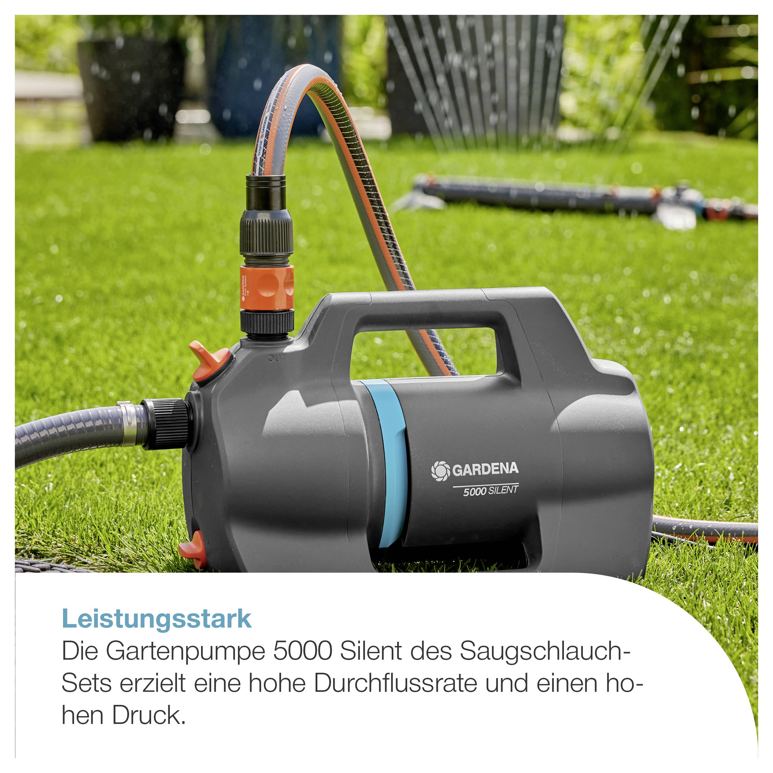 Gartenpumpe 'GARDENA 5000 Silent' auf Rasen; Text: 'Leistungsstark' und Hinweis auf hohe Durchflussrate und hohen Druck.