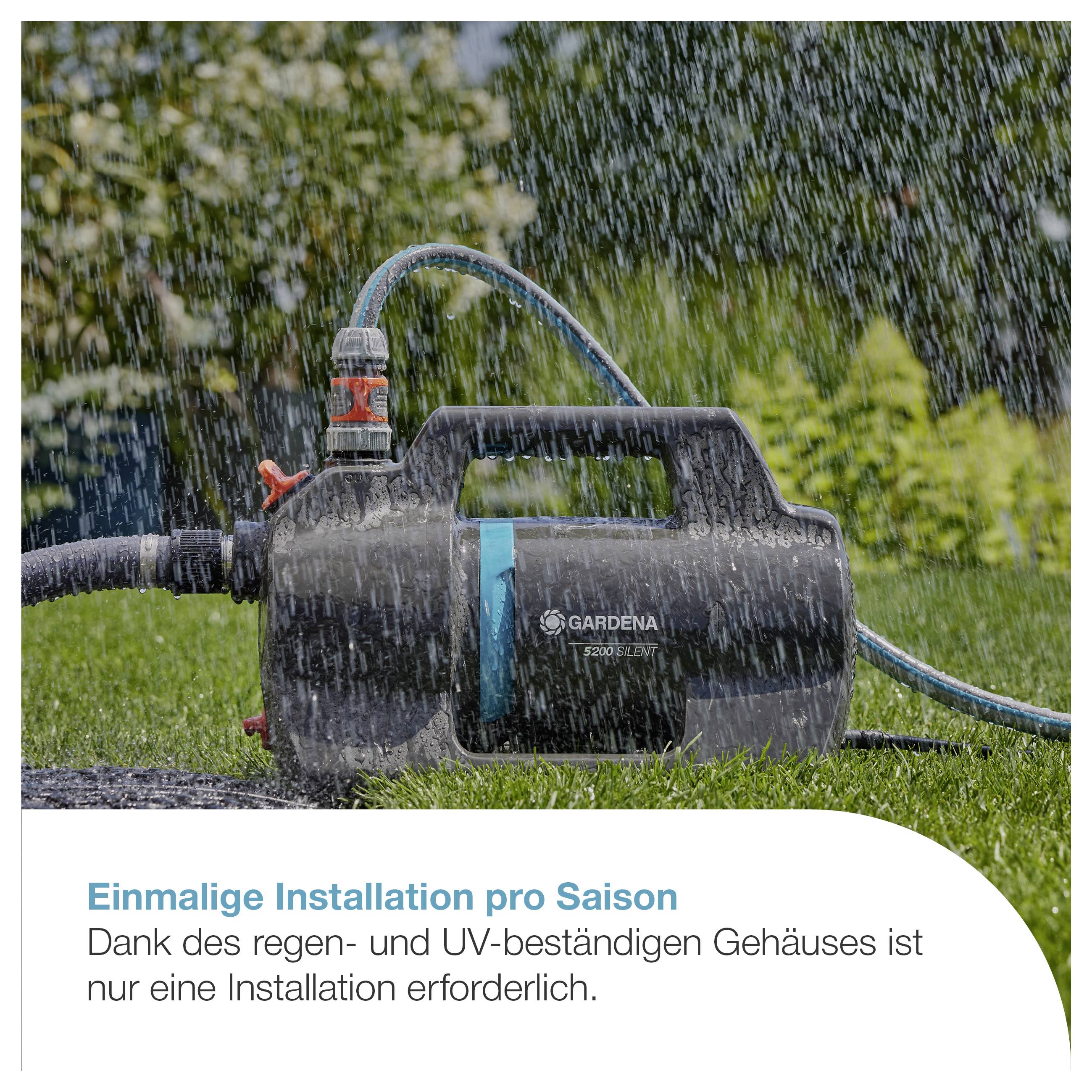 Gartengerät mit Schlauch im Regen; darunter steht: 'Einmalige Installation pro Saison' und Hinweis auf regen- und UV-beständiges Gehäuse.