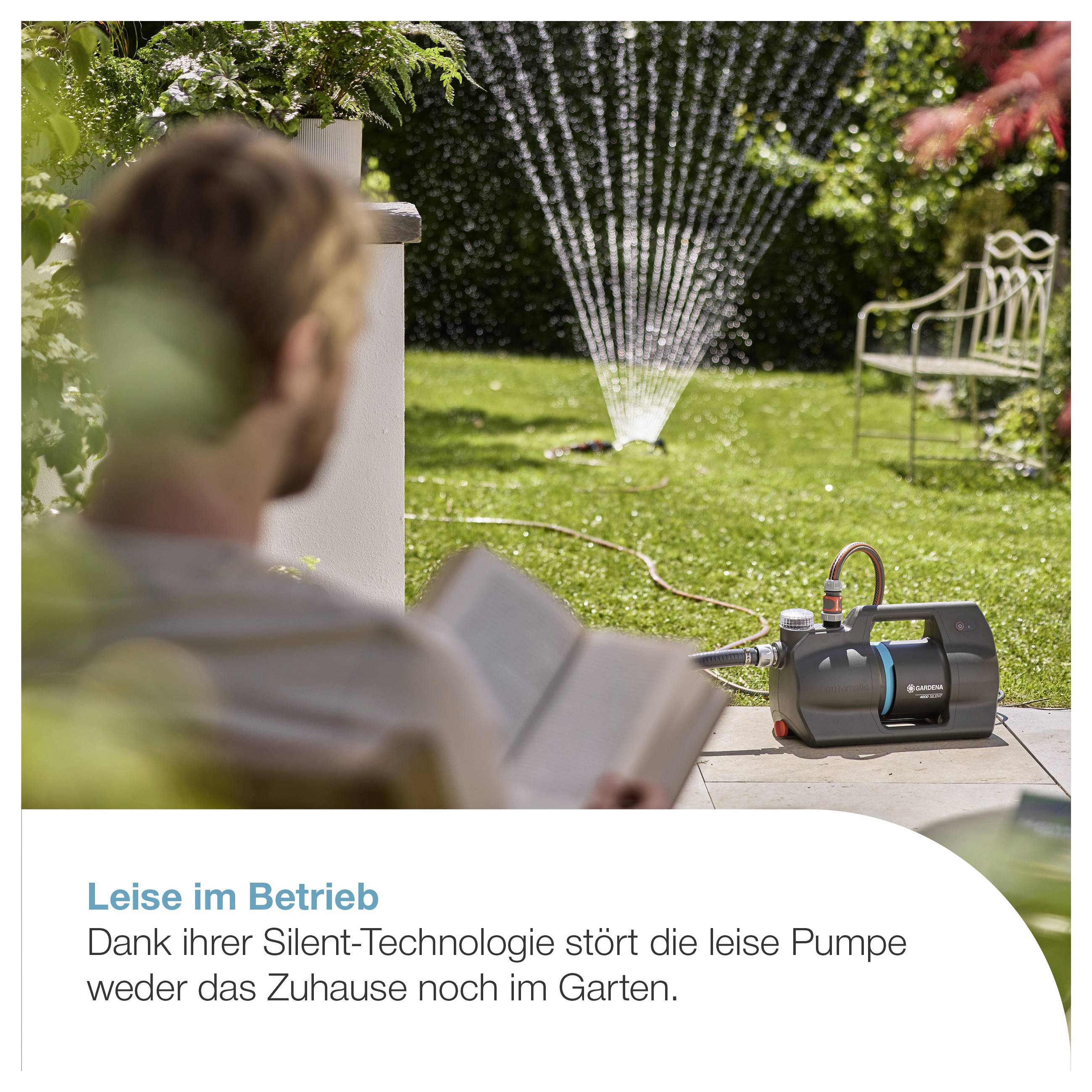 Mann sitzt im Garten und liest, während eine leise Gartenpumpe Wasser sprüht; Werbetext: 'Leise im Betrieb'.<br>