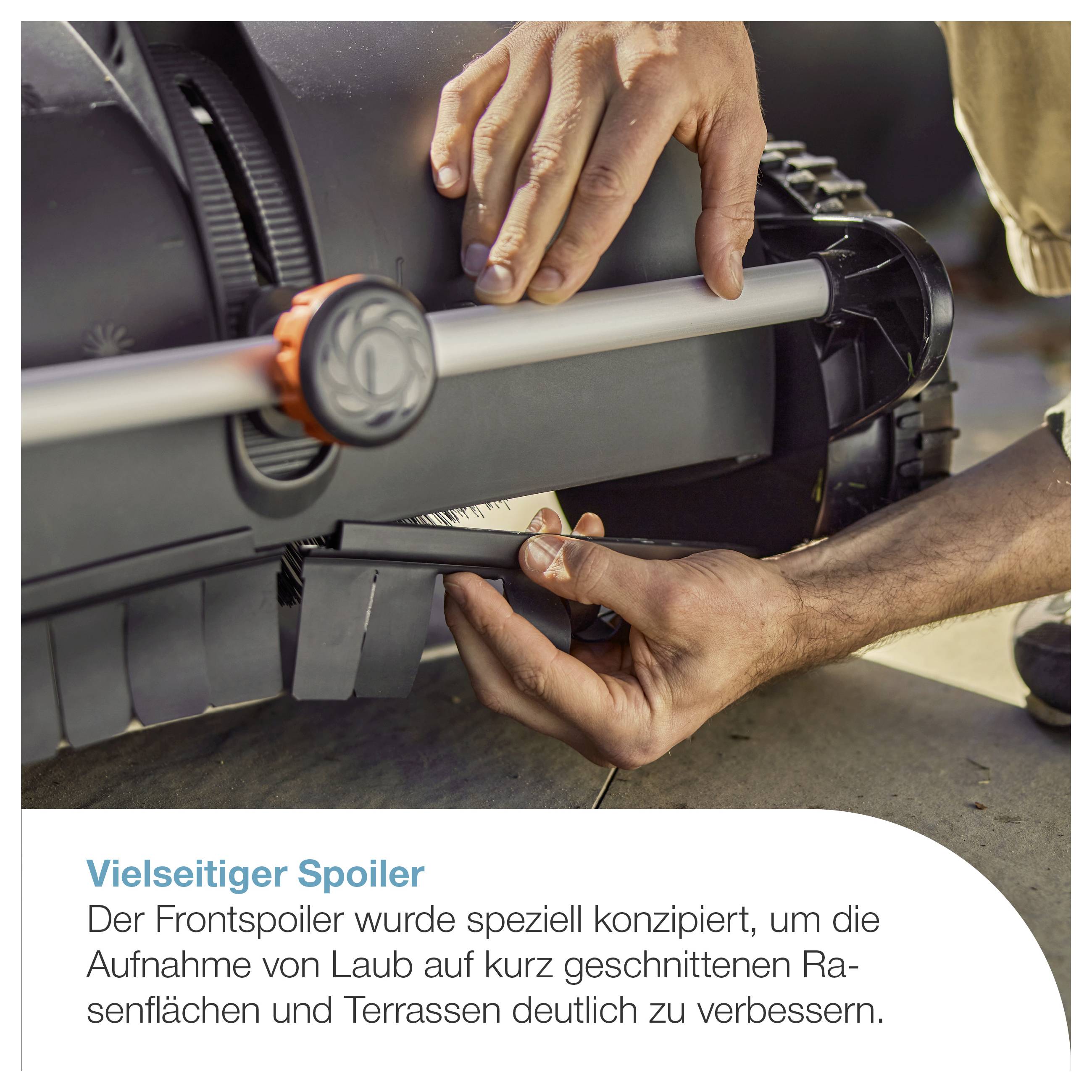 Hände montieren einen Frontspoiler an einem Rasenmäher; Text: 'Vielseitiger Spoiler' und Hinweis auf bessere Laubaufnahme auf kurz geschnittenen Flächen und Terrassen.