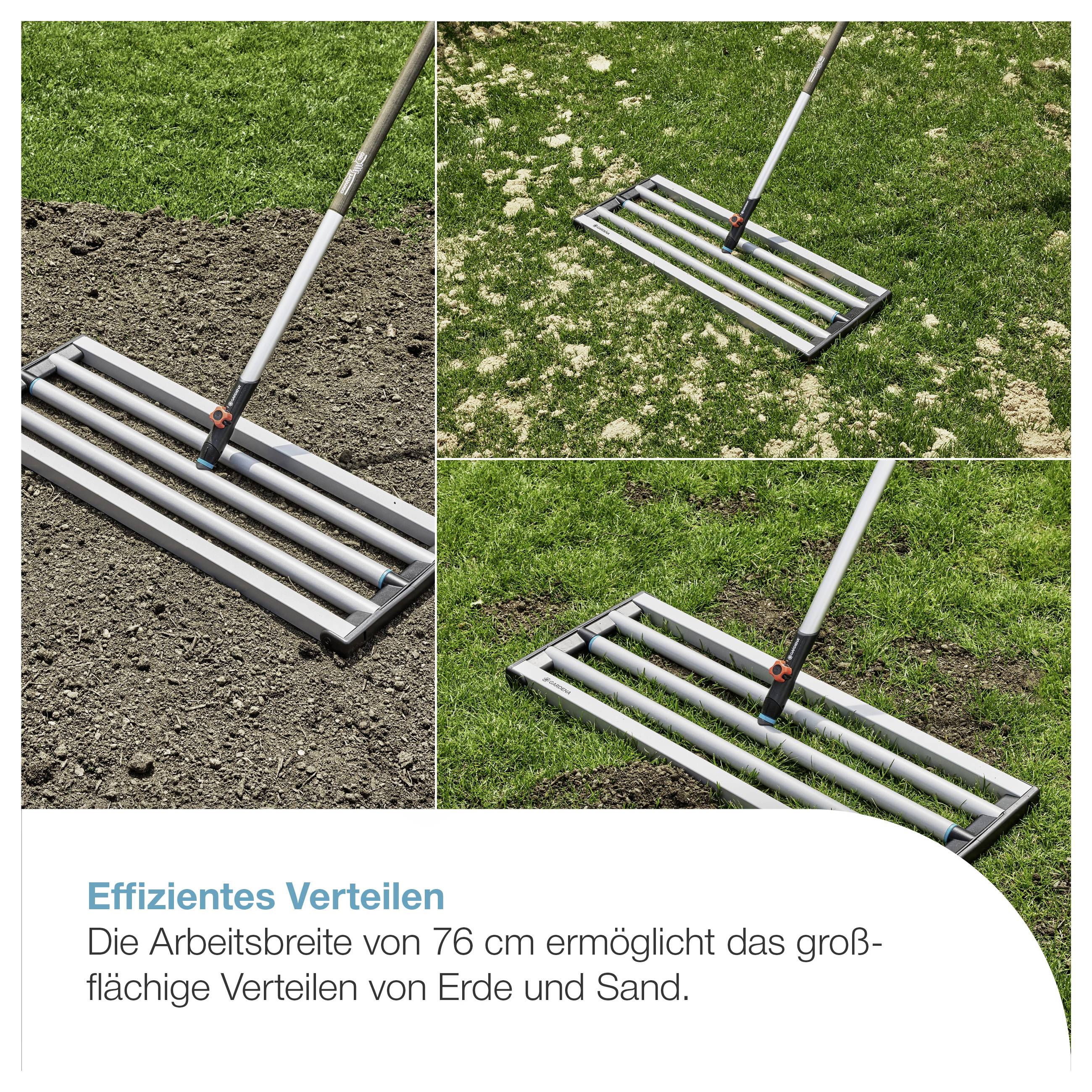 Werbeabbildung eines Rechens zum großflächigen Verteilen von Erde und Sand; zeigt Nutzung auf Erde, Gras und spärlicher Fläche.