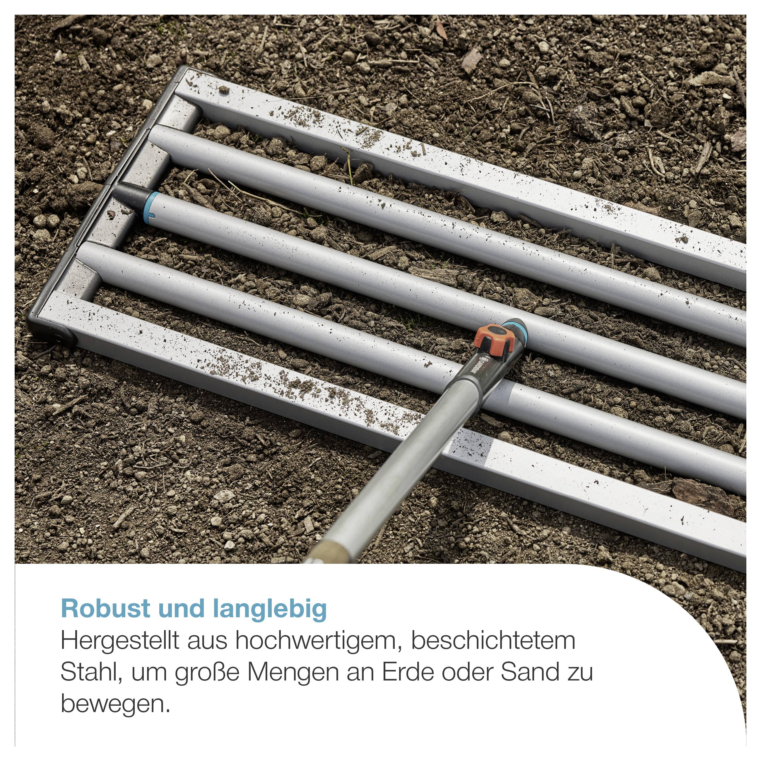 Bodenrechen aus beschichtetem Stahl bewegt Erde oder Sand; Werbetext: 'Robust und langlebig' und Hinweis auf hohe Materialqualität.