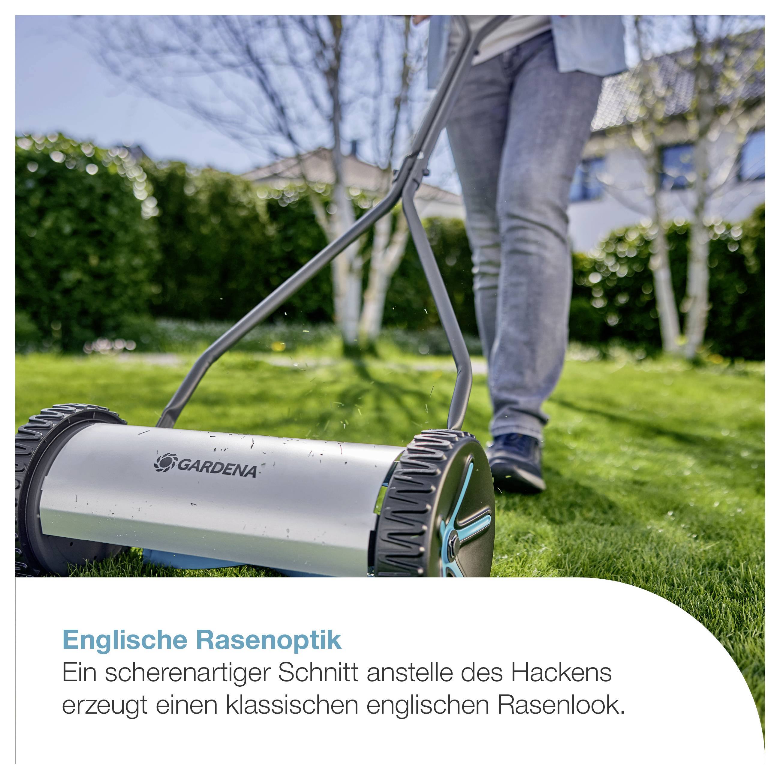 Eine Person schiebt einen Gardena-Rasenroller über den Rasen; Text erklärt: 'Englische Rasenoptik' durch scherenartigen Schnitt statt Hacken.