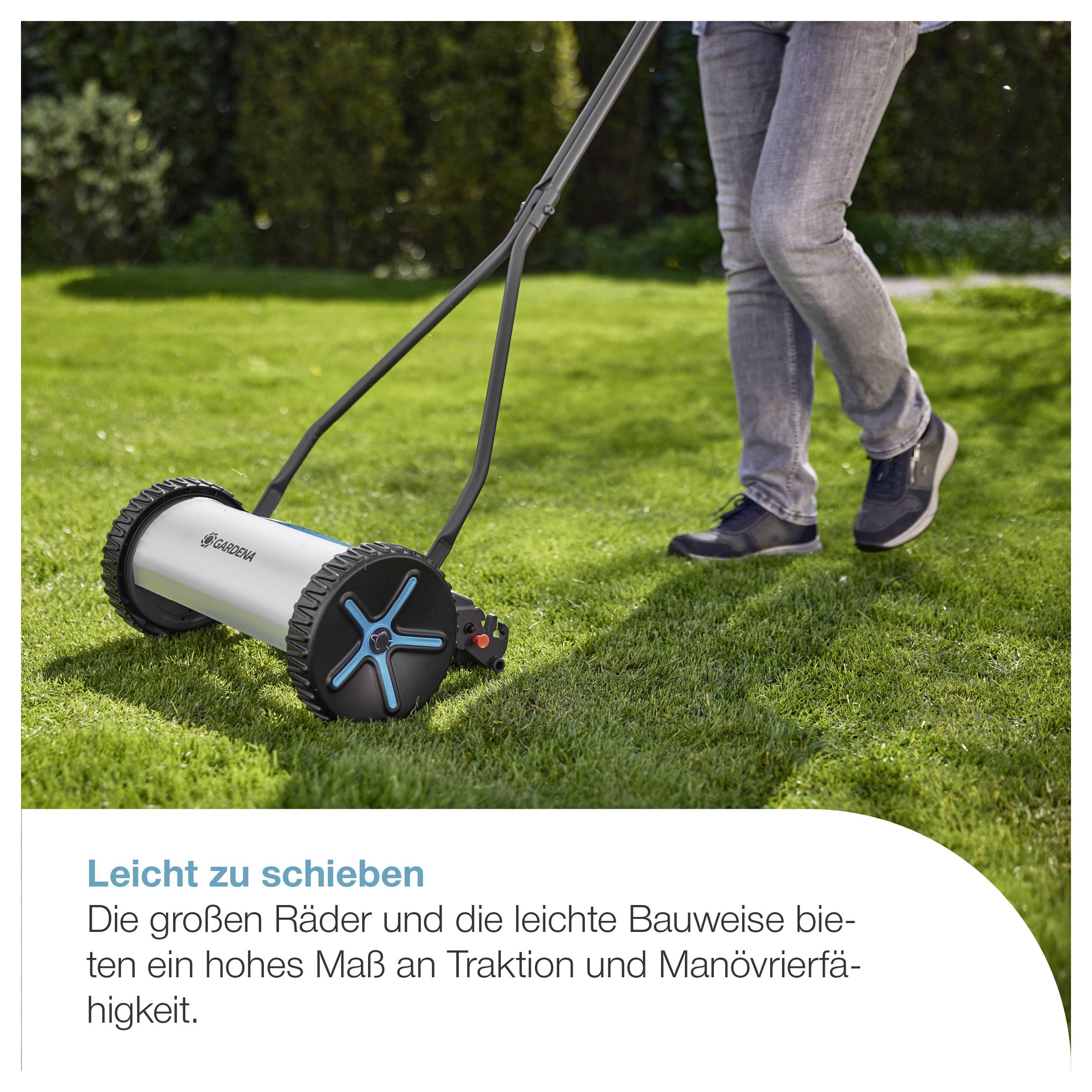 Person schiebt einen handbetriebenen Rasenmäher über den Rasen; Text: 'Leicht zu schieben' mit Hinweis auf große Räder und gute Manövrierfähigkeit.
