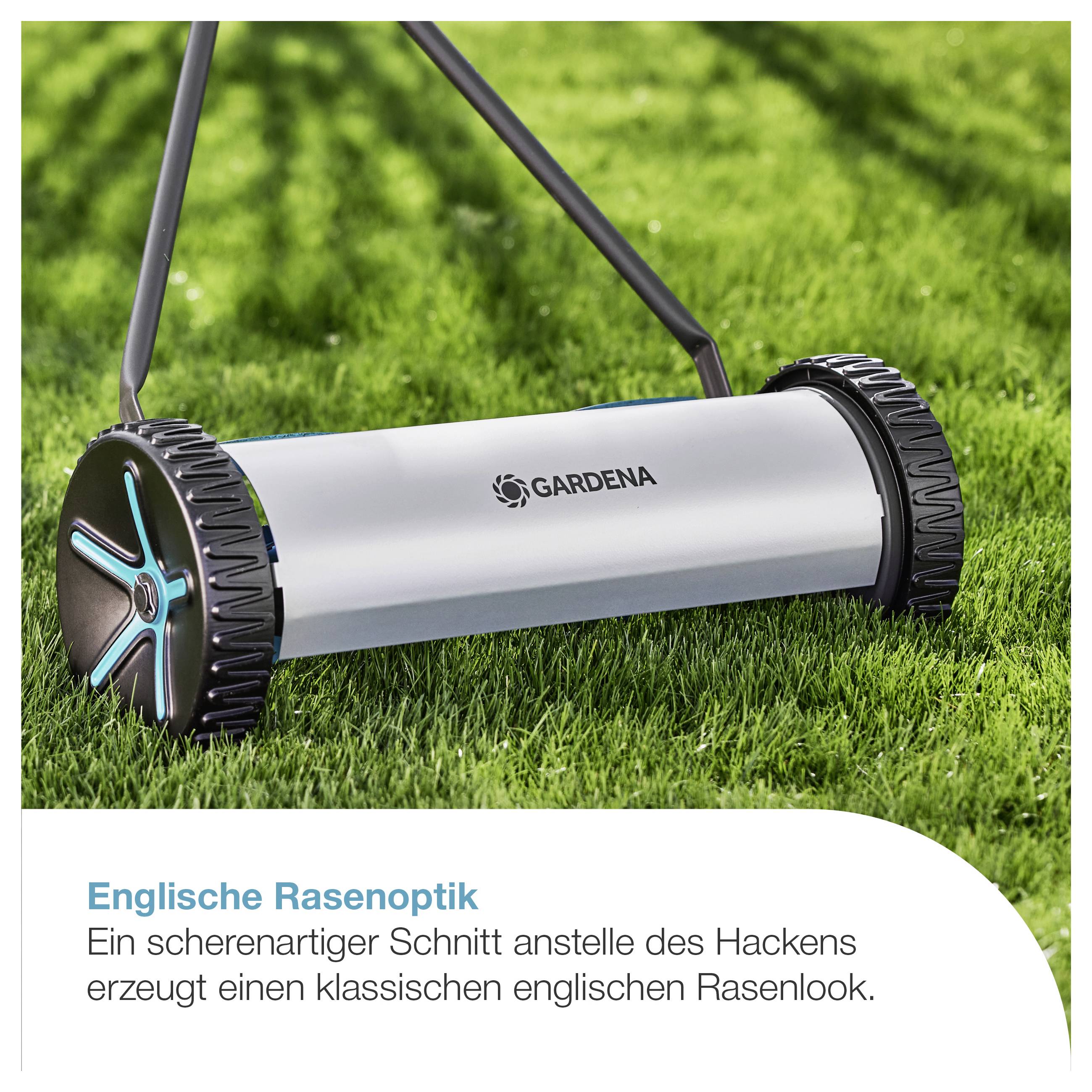Rasenroller von GARDENA auf grünem Gras; unten Text: 'Englische Rasenoptik' und Erklärung zum klassisch geschnittenen Rasenlook.