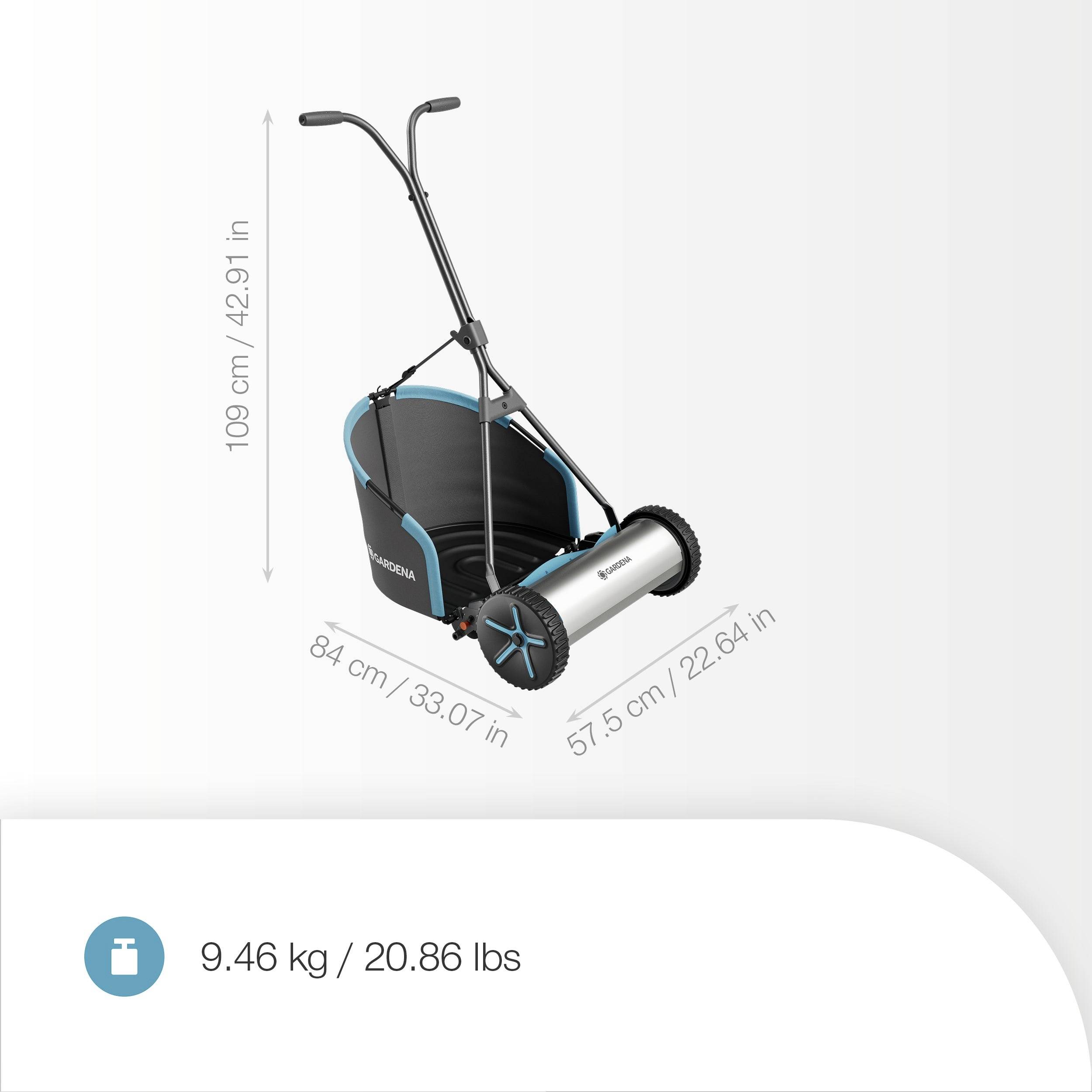 Ein manueller Rasenmäher, 109 cm hoch, 84 cm lang und 57,5 cm breit, mit einem Gewicht von 9,46 kg, auf einem weißen Hintergrund dargestellt.